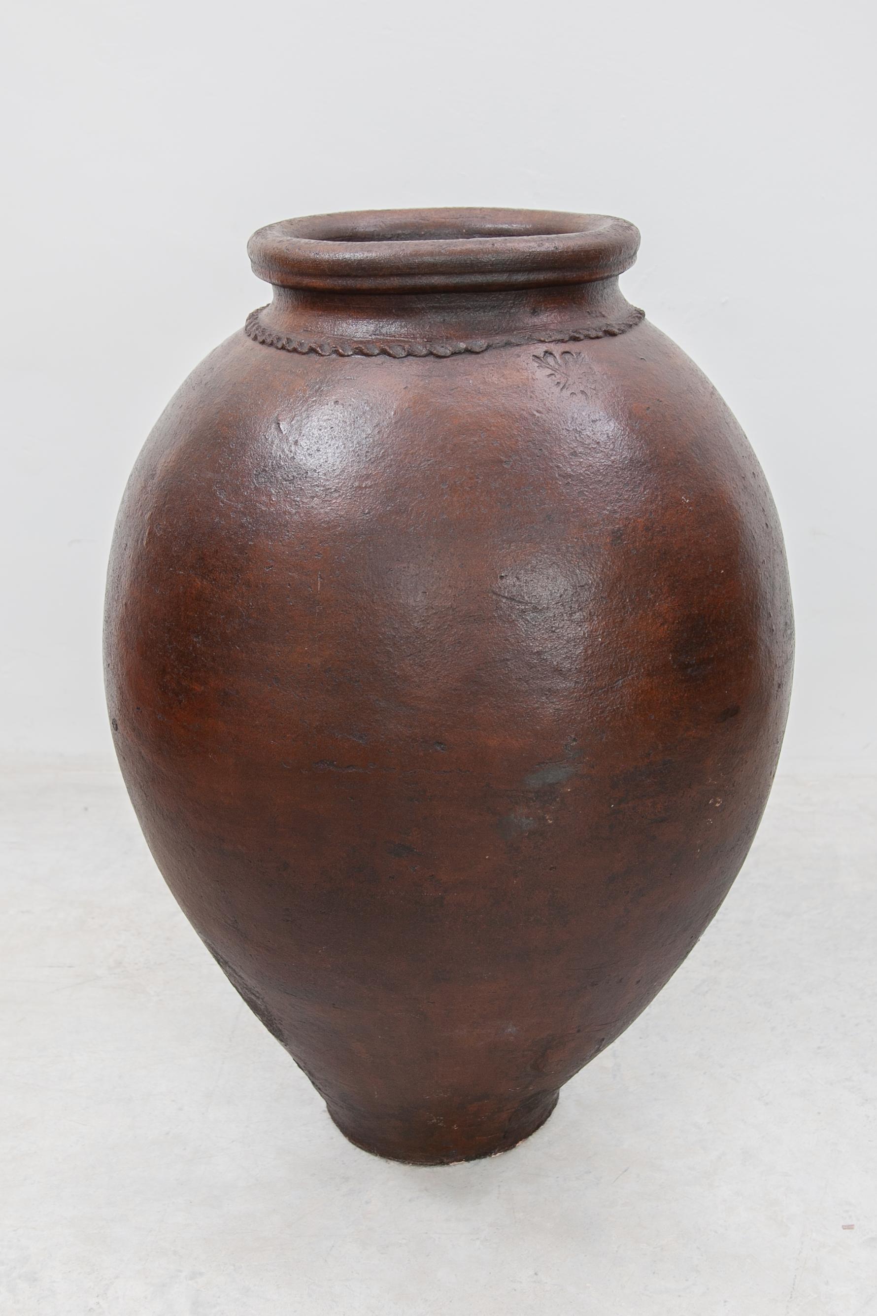 Arte popolare Antico vaso in gres a grandezza naturale per interni o esterni prodotto in Francia in vendita
