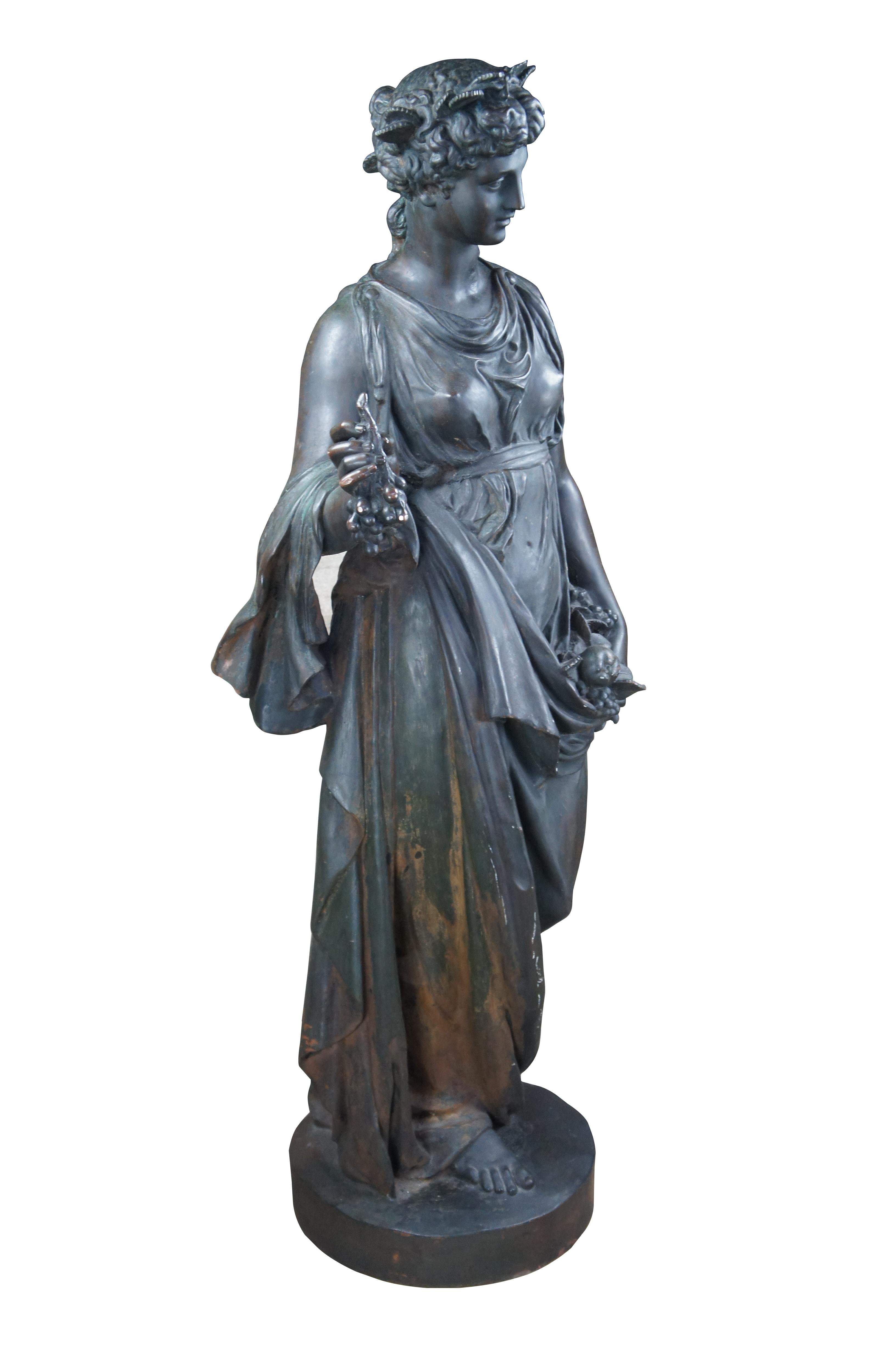 Rare et impressionnante sculpture en bronze massif de Déméter, la déesse des moissons, datant de la fin du 18e siècle ou du début du 19e siècle. Elle est représentée debout avec une tunique, des raisins dans une main et une couronne de fruits dans