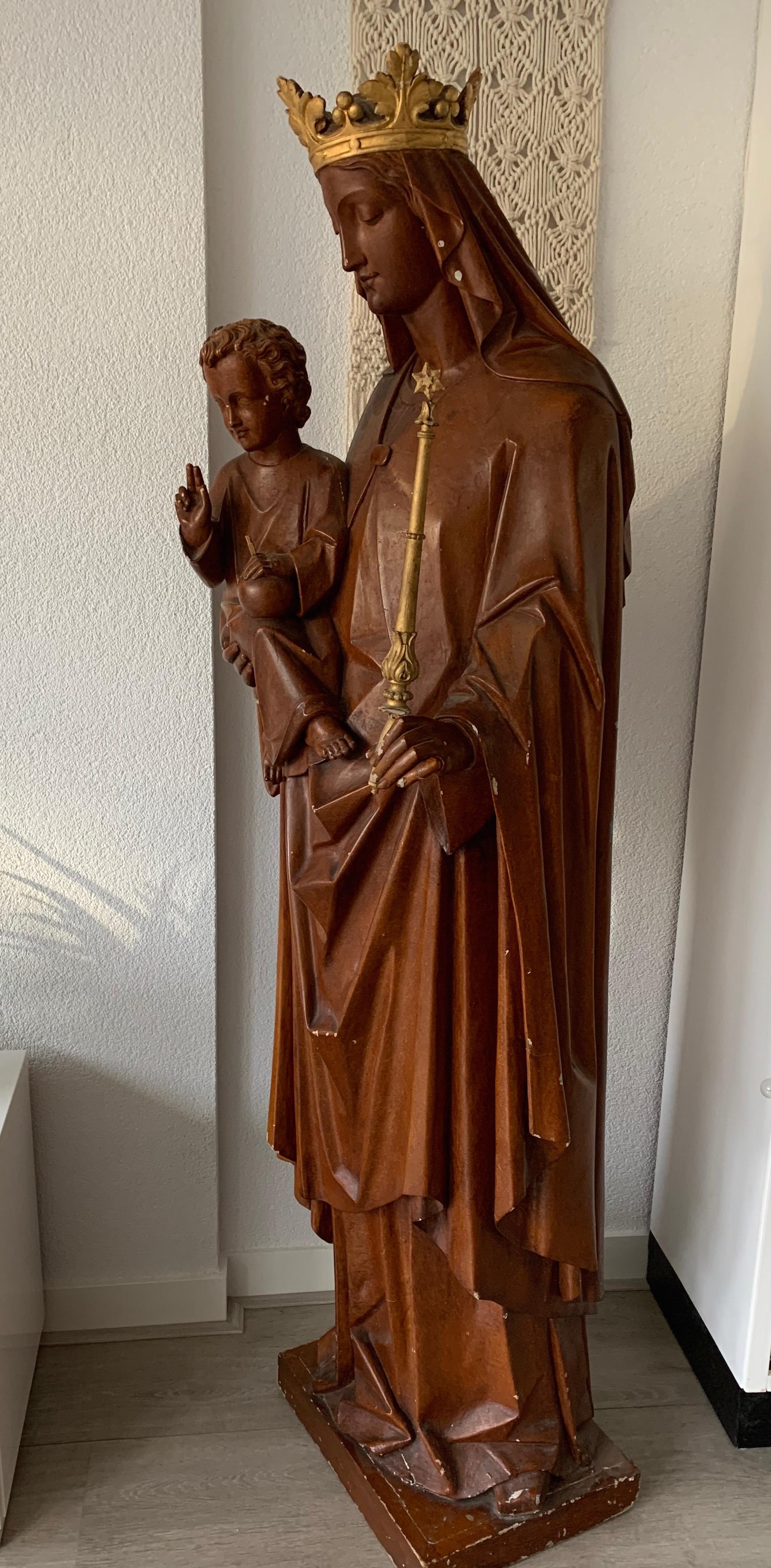 Sculpture ancienne grandeur nature de la Mère couronnée Marie et de l'Enfant Jésus néo-gothique en vente 1