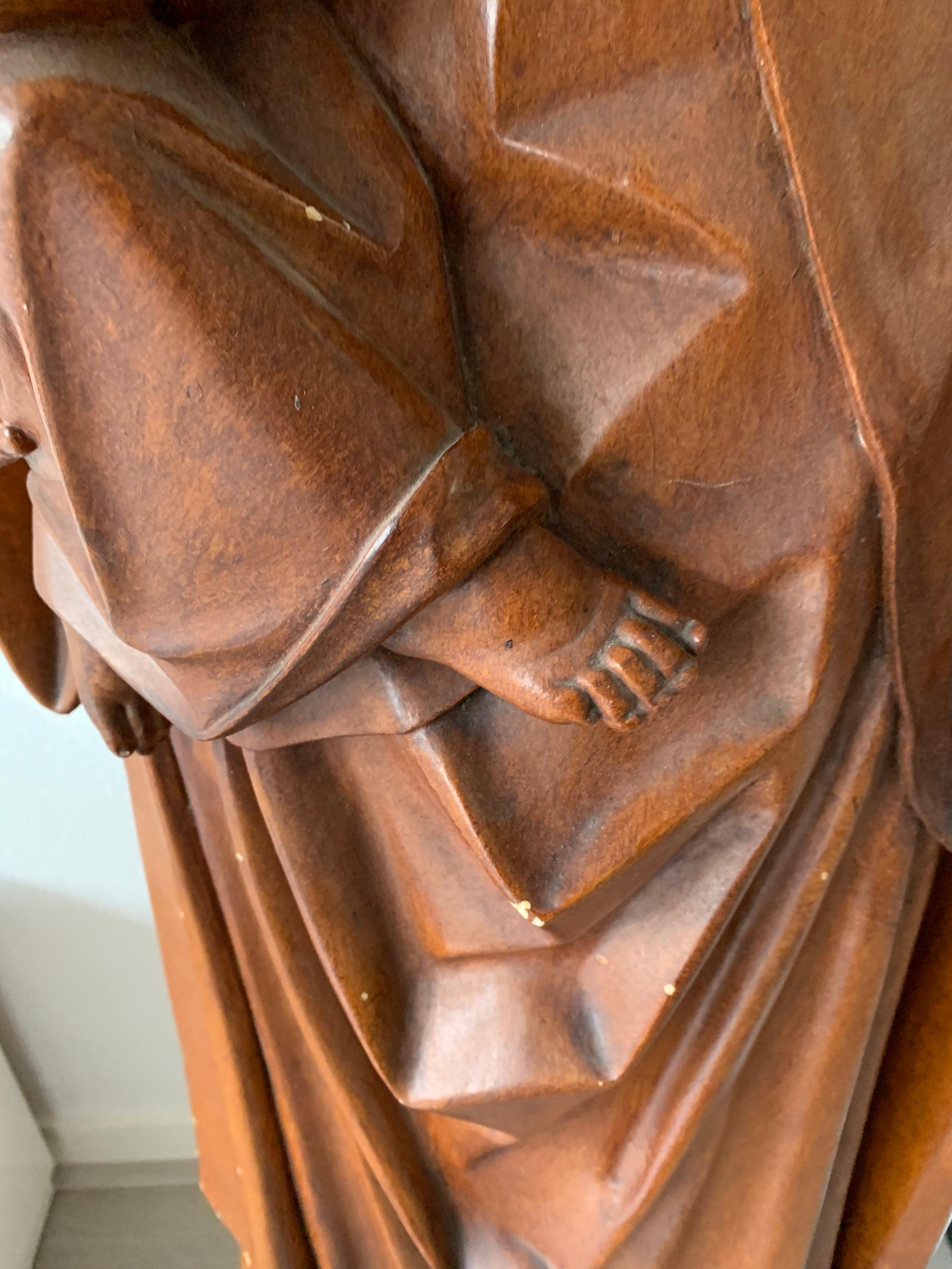 Escultura antigua de tamaño natural de la Madre María Coronada y el Niño Jesús del Renacimiento Gótico en venta 9