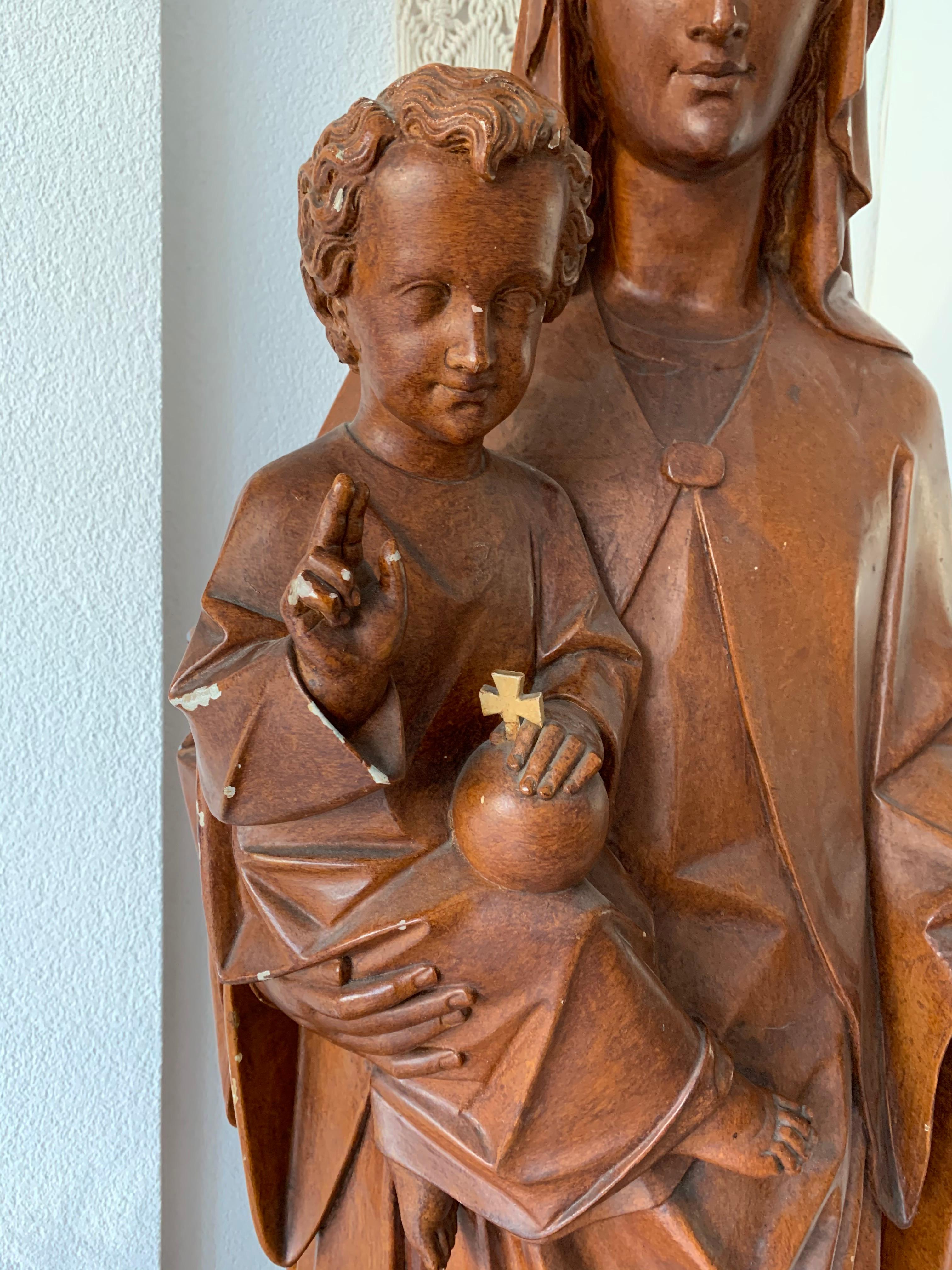 Escultura antigua de tamaño natural de la Madre María Coronada y el Niño Jesús del Renacimiento Gótico en venta 10
