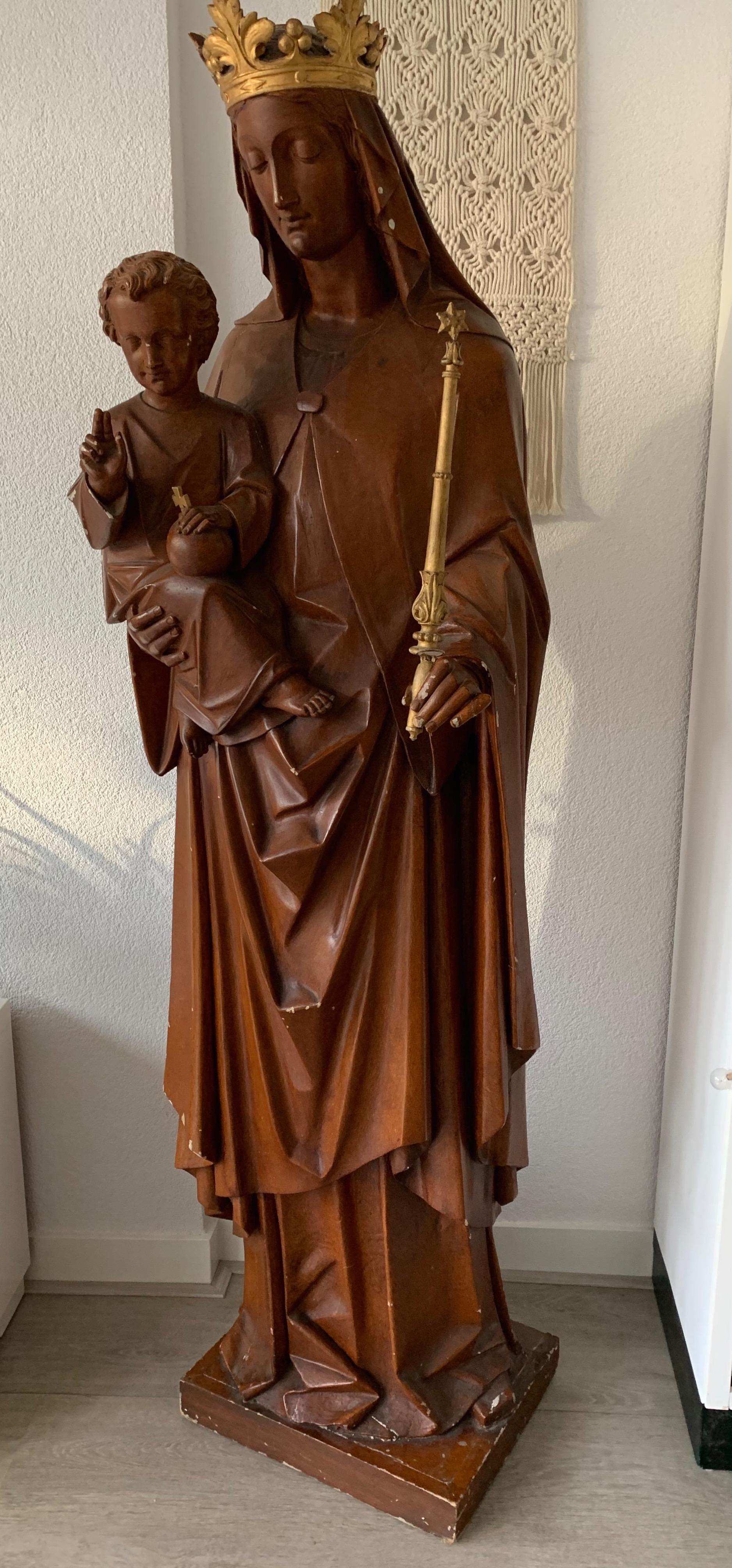 Escultura antigua de tamaño natural de la Madre María Coronada y el Niño Jesús del Renacimiento Gótico en venta 11