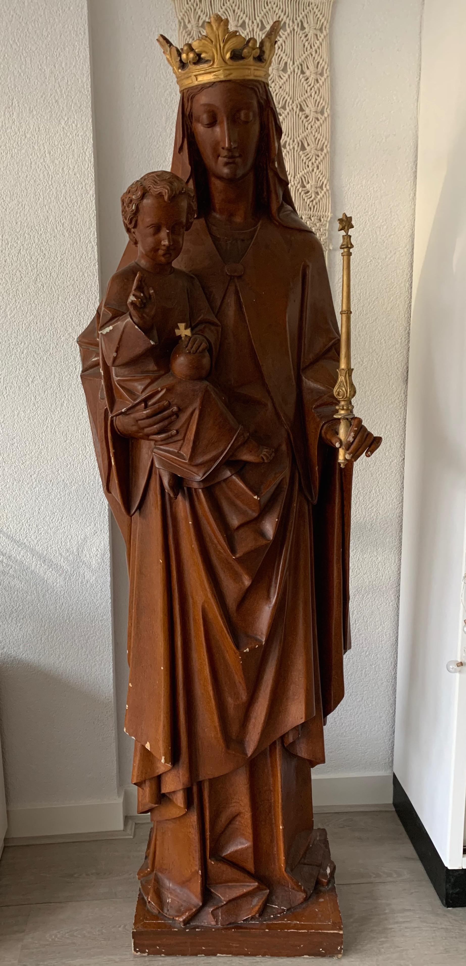 Antike lebensgroße gekrönte Mutter Maria und Kind Jesus Gotische Revival Skulptur (Europäisch) im Angebot