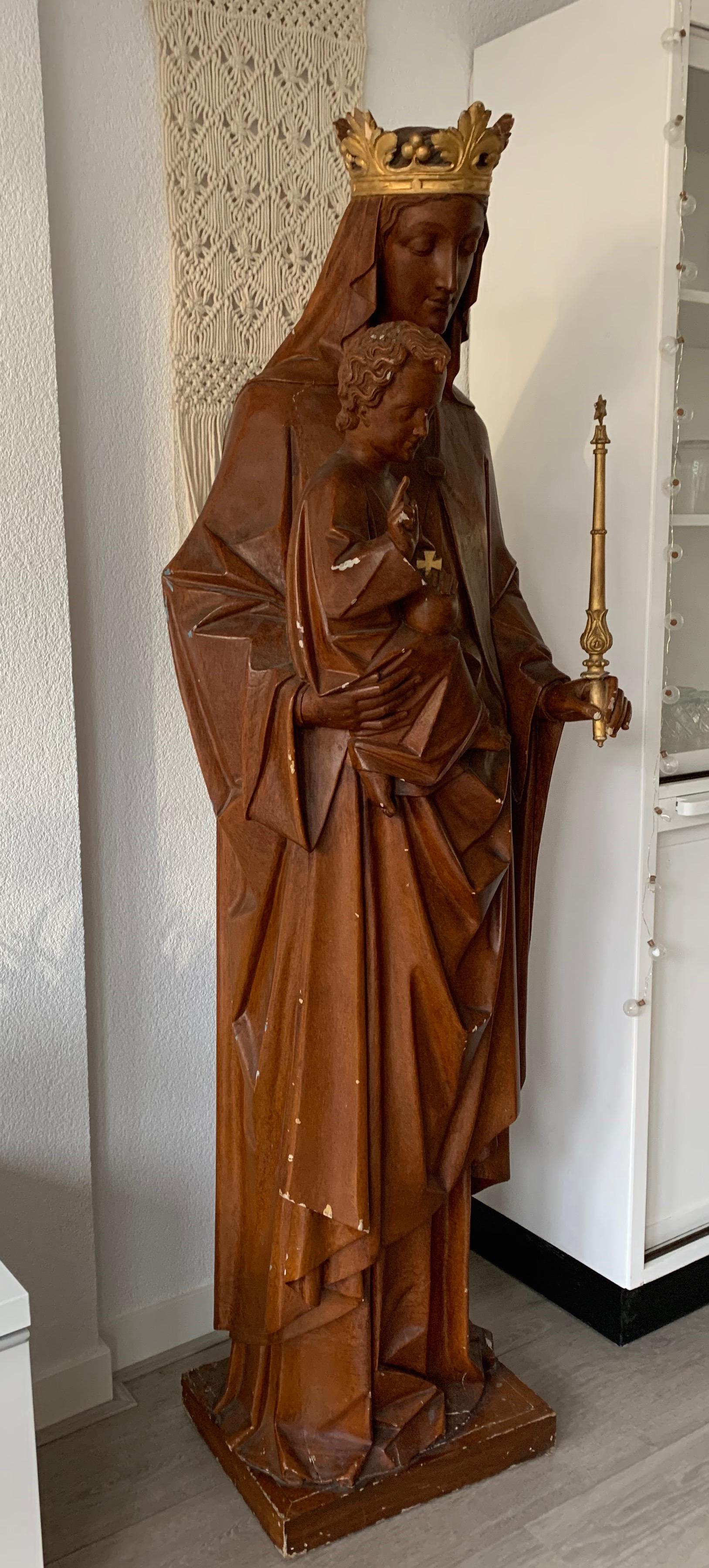 Gothique Sculpture ancienne grandeur nature de la Mère couronnée Marie et de l'Enfant Jésus néo-gothique en vente