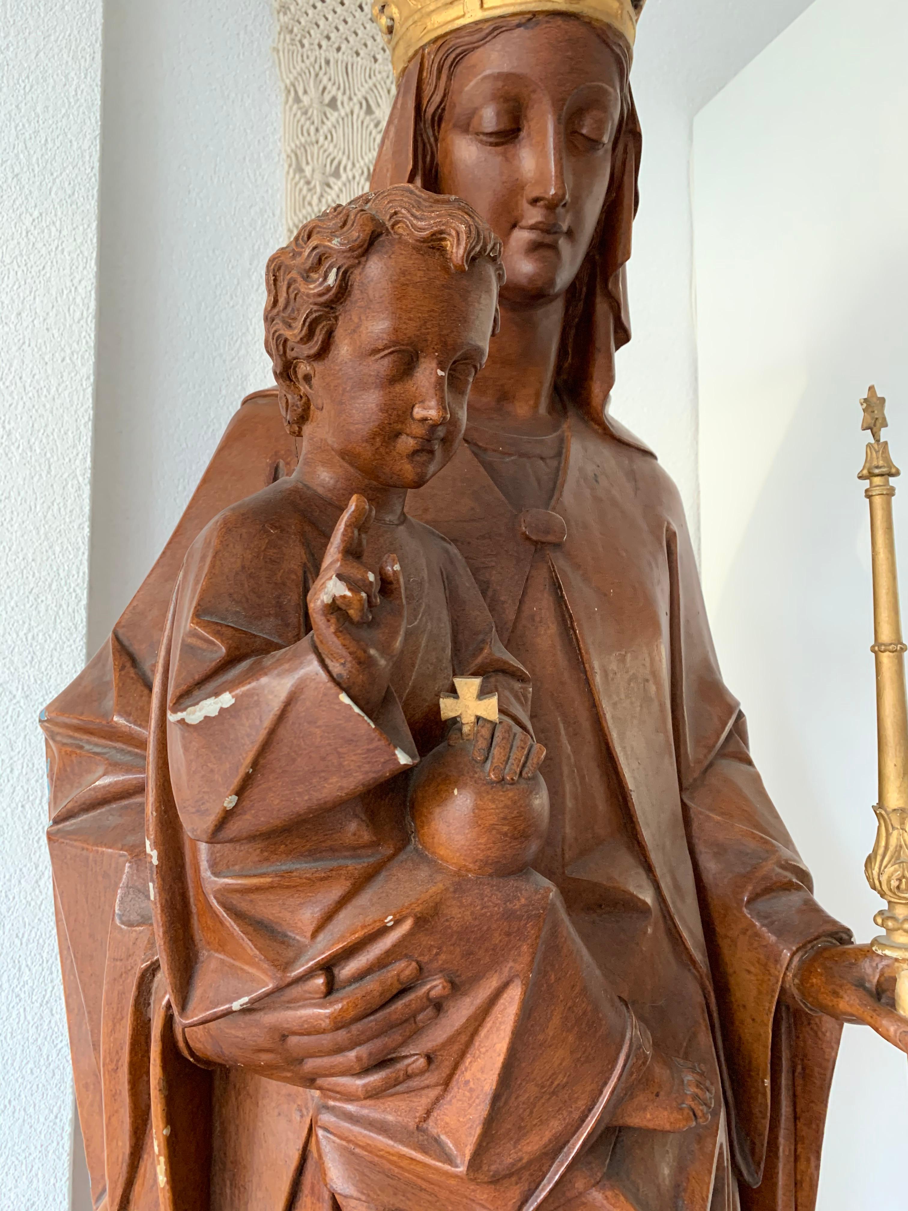 Antike lebensgroße gekrönte Mutter Maria und Kind Jesus Gotische Revival Skulptur im Zustand „Gut“ im Angebot in Lisse, NL