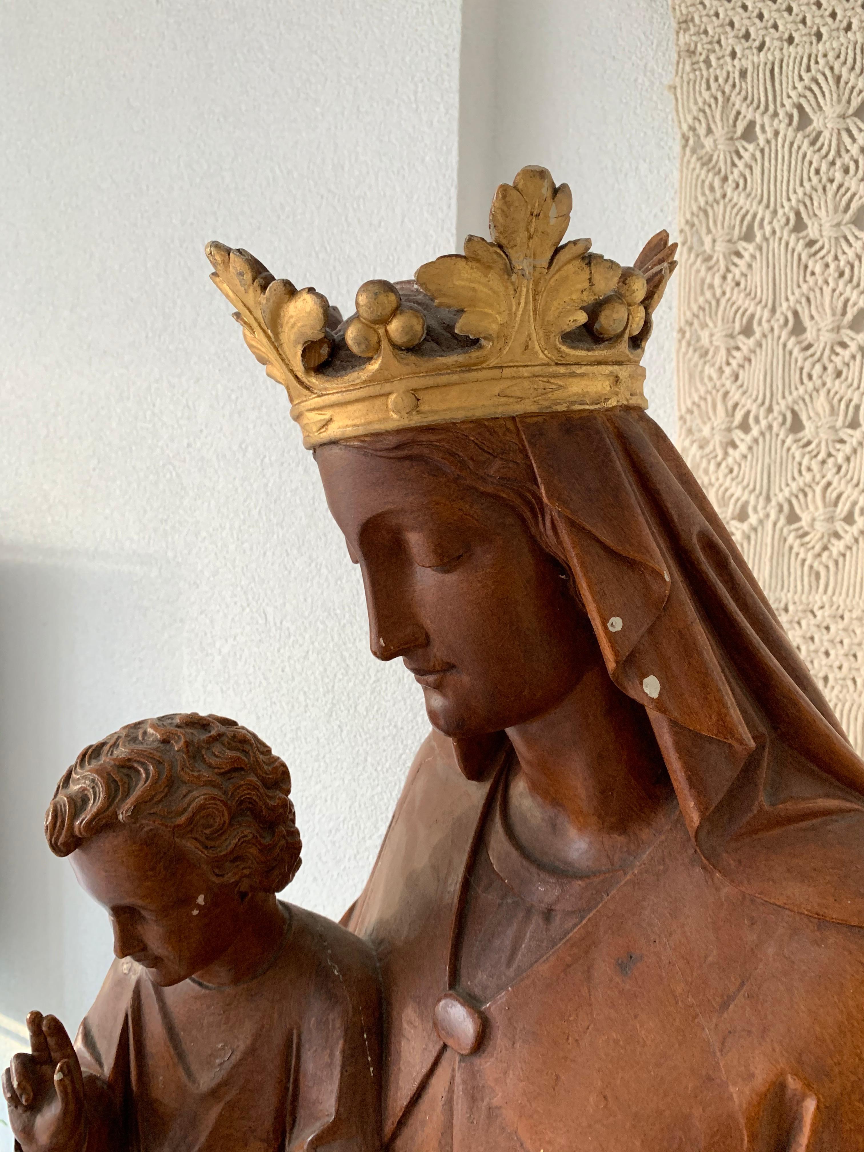 Peint à la main Sculpture ancienne grandeur nature de la Mère couronnée Marie et de l'Enfant Jésus néo-gothique en vente