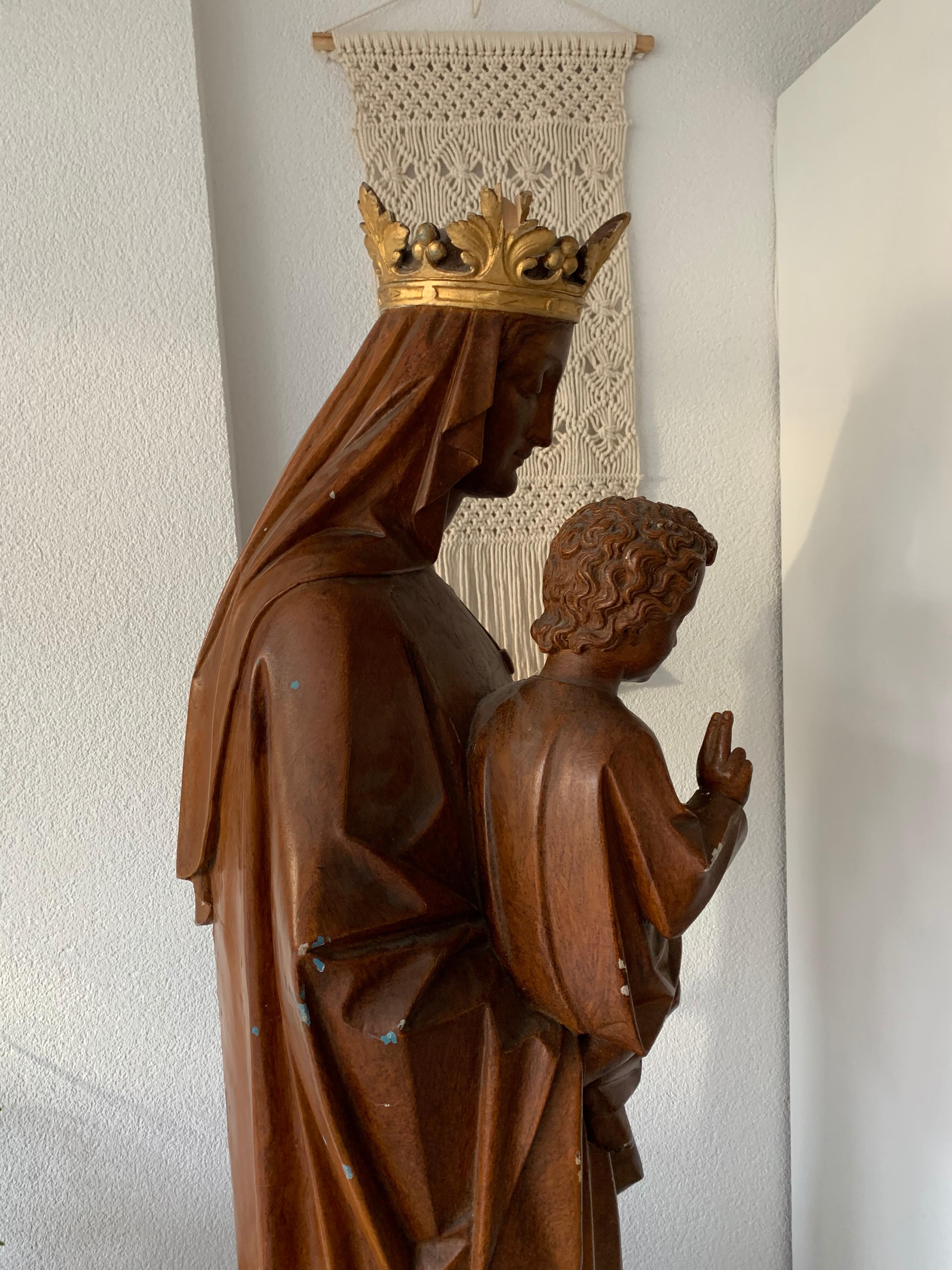 Antike lebensgroße gekrönte Mutter Maria und Kind Jesus Gotische Revival Skulptur (Holz) im Angebot