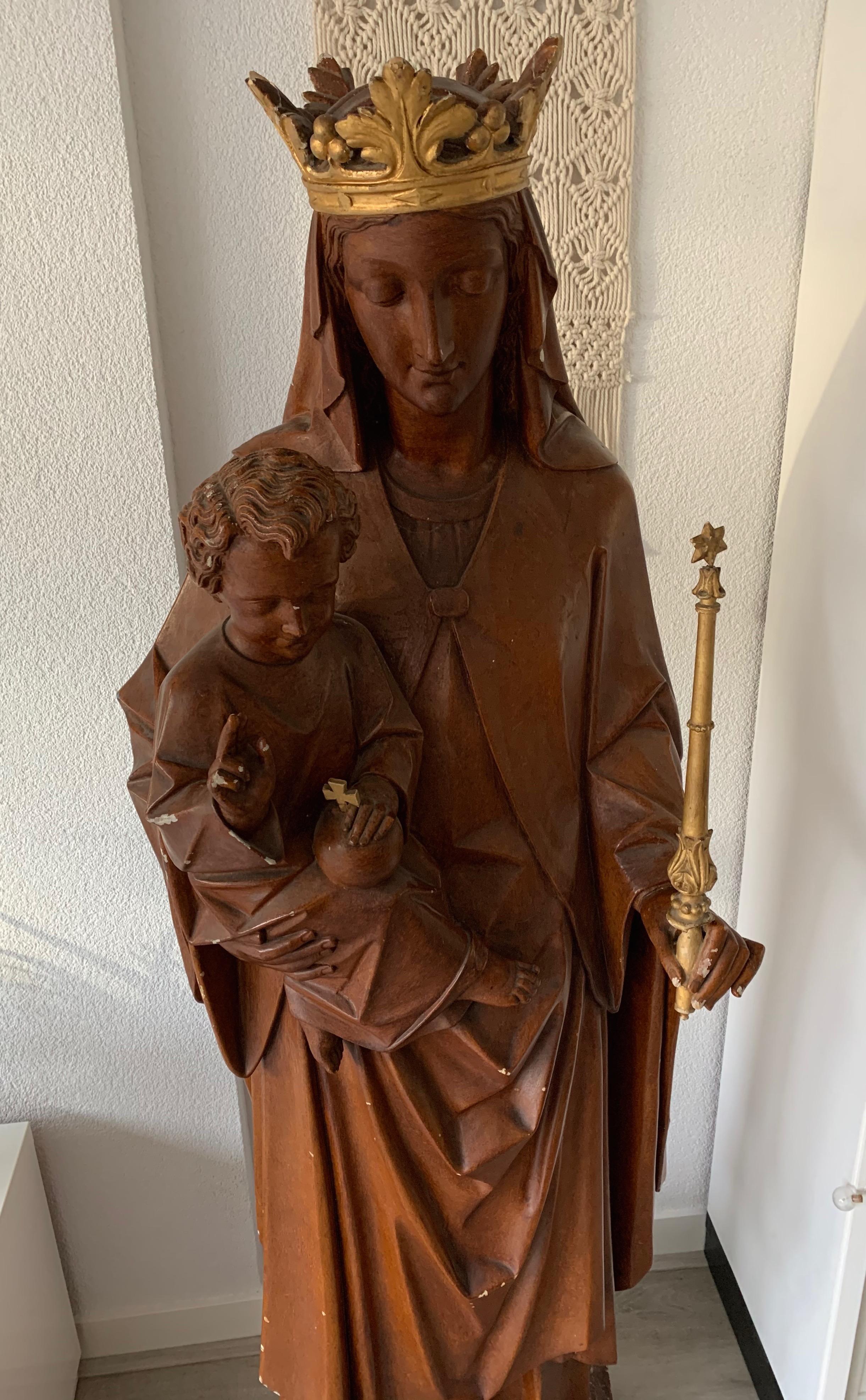 Antike lebensgroße gekrönte Mutter Maria und Kind Jesus Gotische Revival Skulptur im Angebot 1