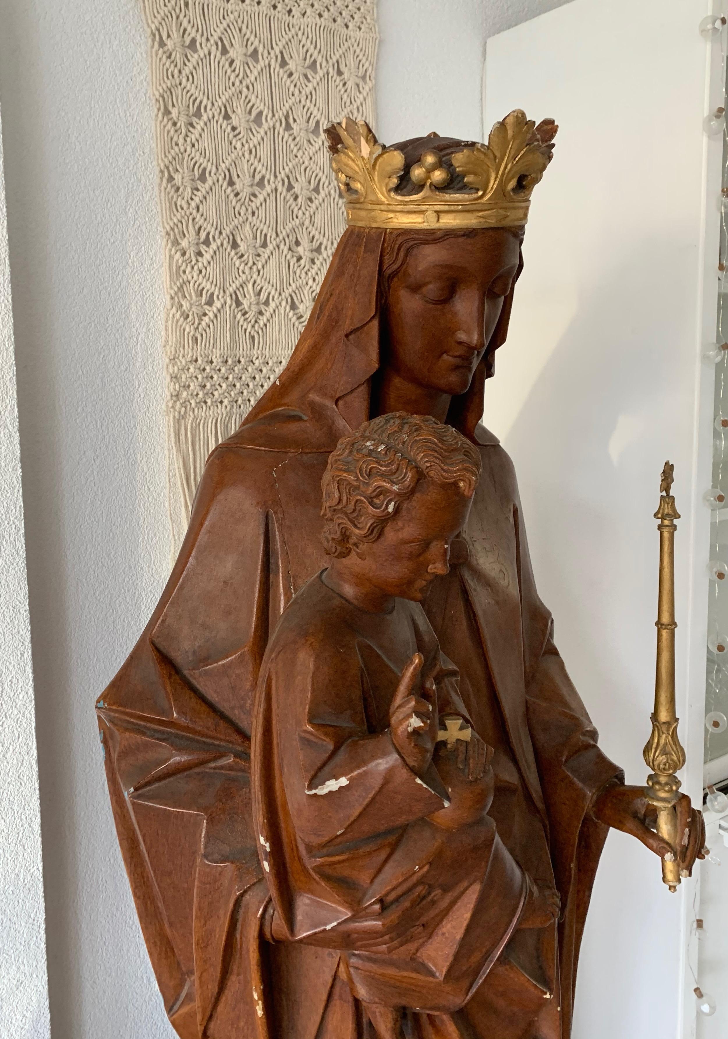 Bois Sculpture ancienne grandeur nature de la Mère couronnée Marie et de l'Enfant Jésus néo-gothique en vente