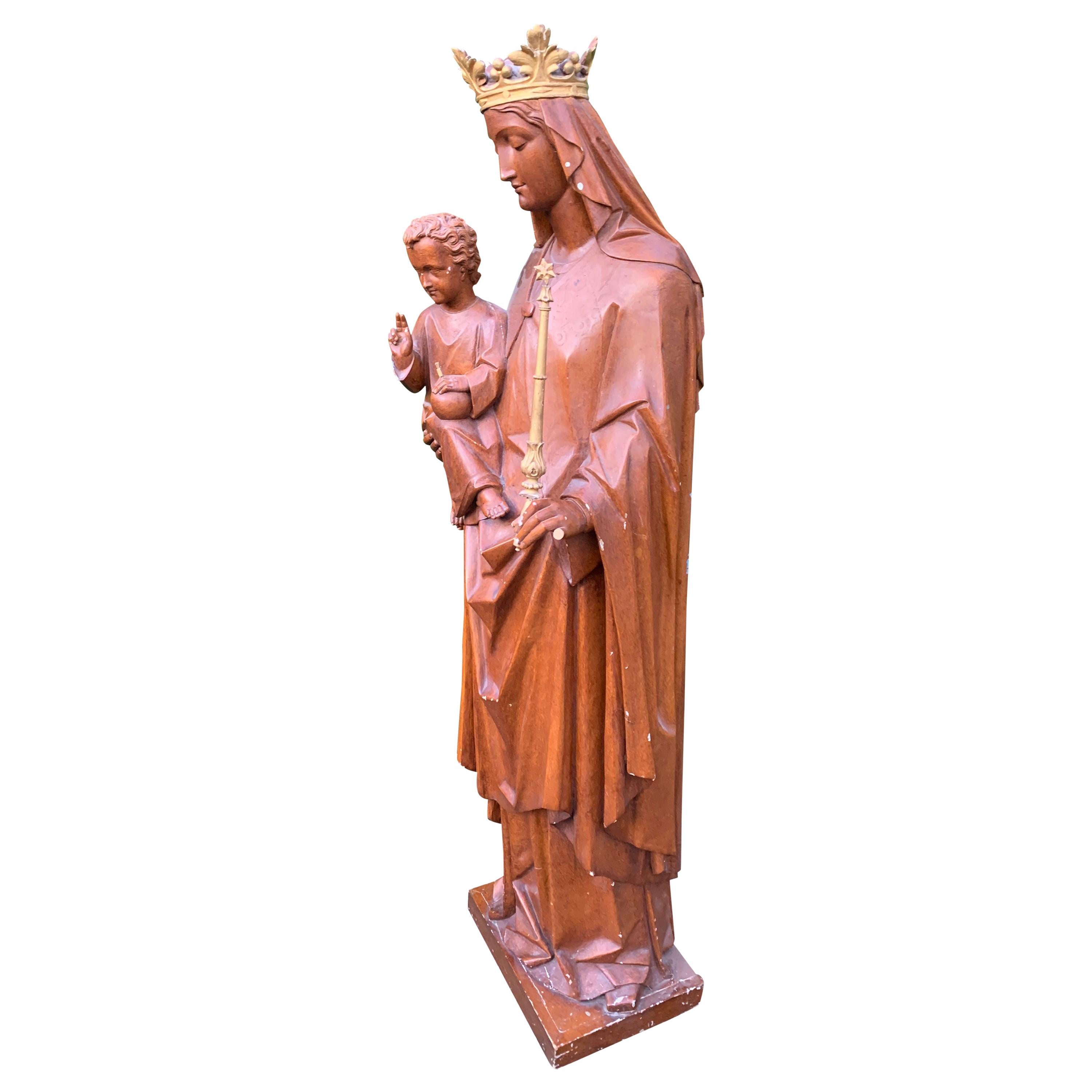 Sculpture ancienne grandeur nature de la Mère couronnée Marie et de l'Enfant Jésus néo-gothique en vente