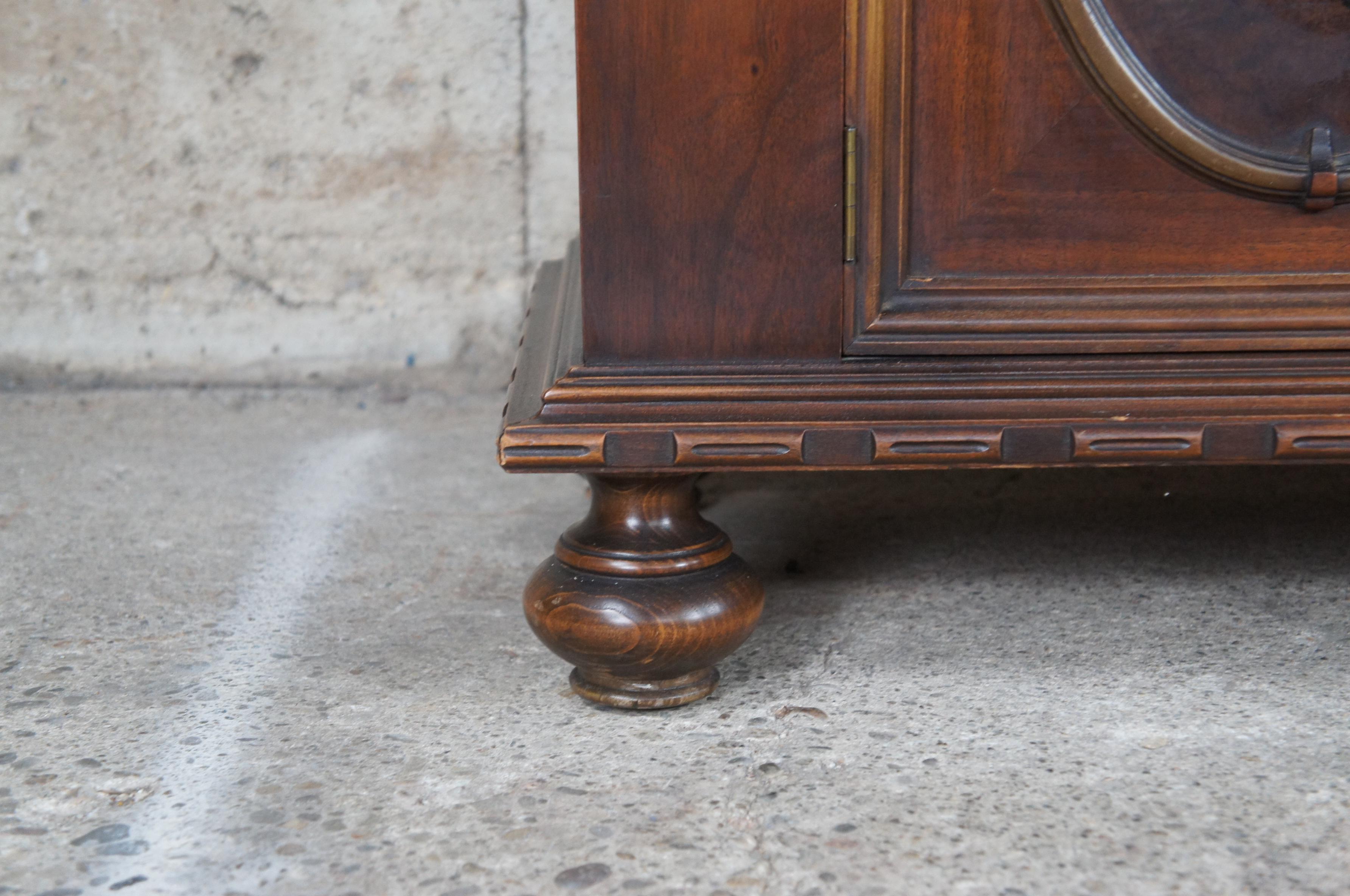 Antique Lifetime Furniture Jacobean Walnut Spanish China Cabinet Cupboard en vente 3