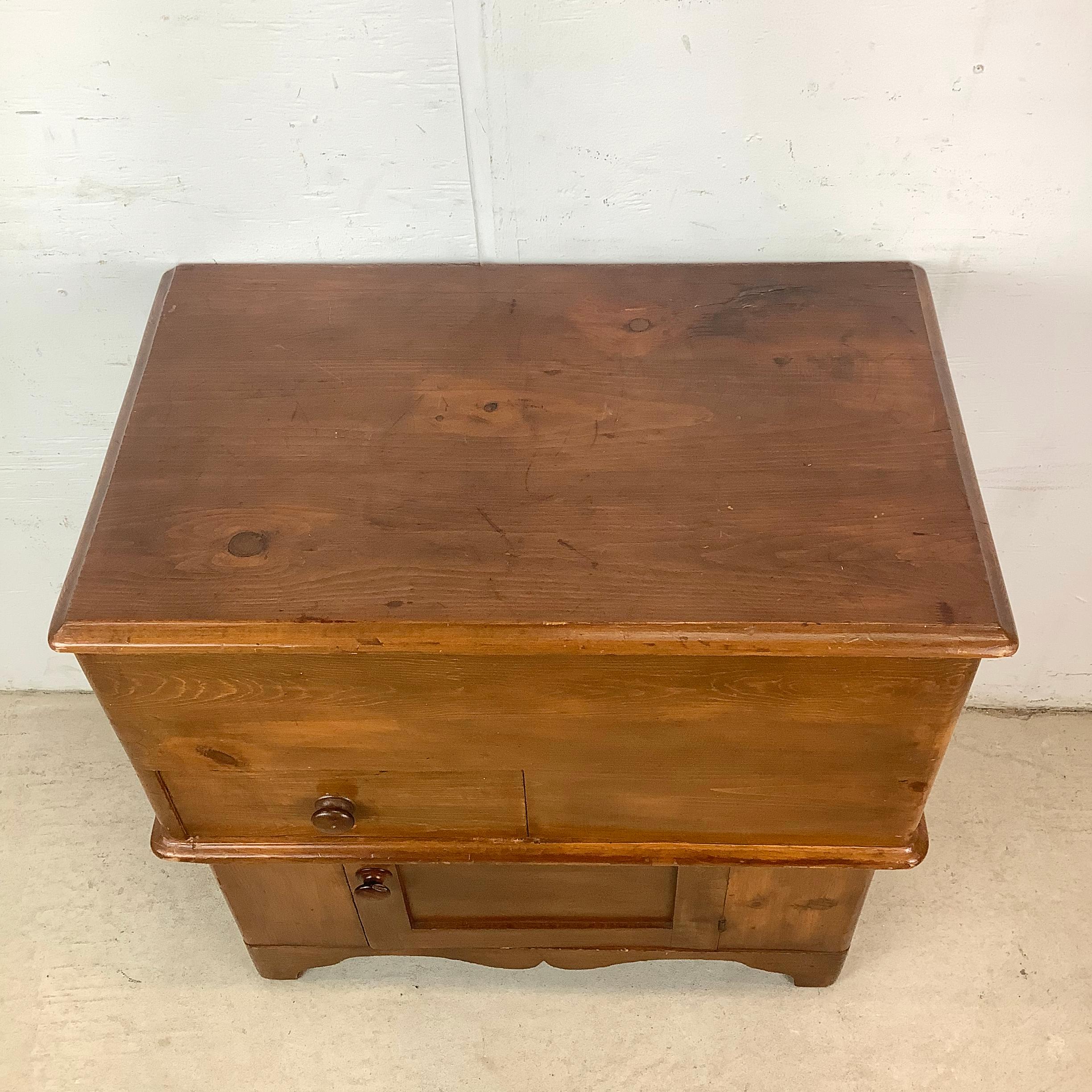 Ricco di storia americana del XIX secolo, questo lavello a secco in pino antico è una bellissima espressione dello stile Coloniale americano. La sua struttura robusta e il suo design senza tempo riflettono un'epoca in cui i mobili erano funzionali e