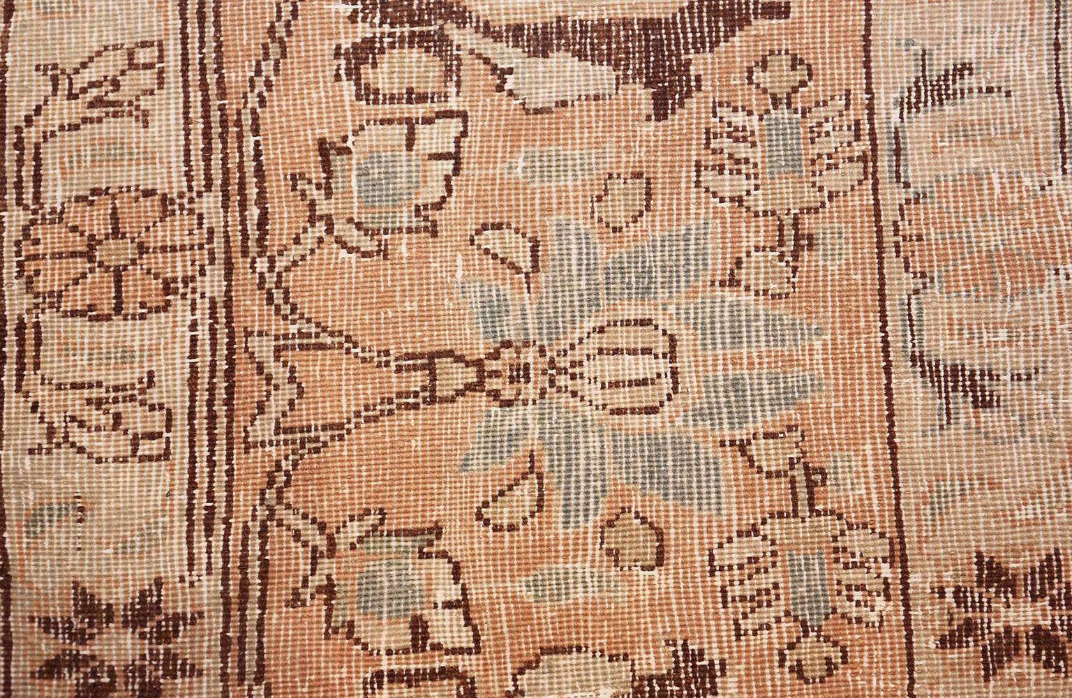 Antiker hellblauer und brauner persischer Täbriz-Teppich. 7 Fuß x 11 Fuß 2 in (Tabriz) im Angebot