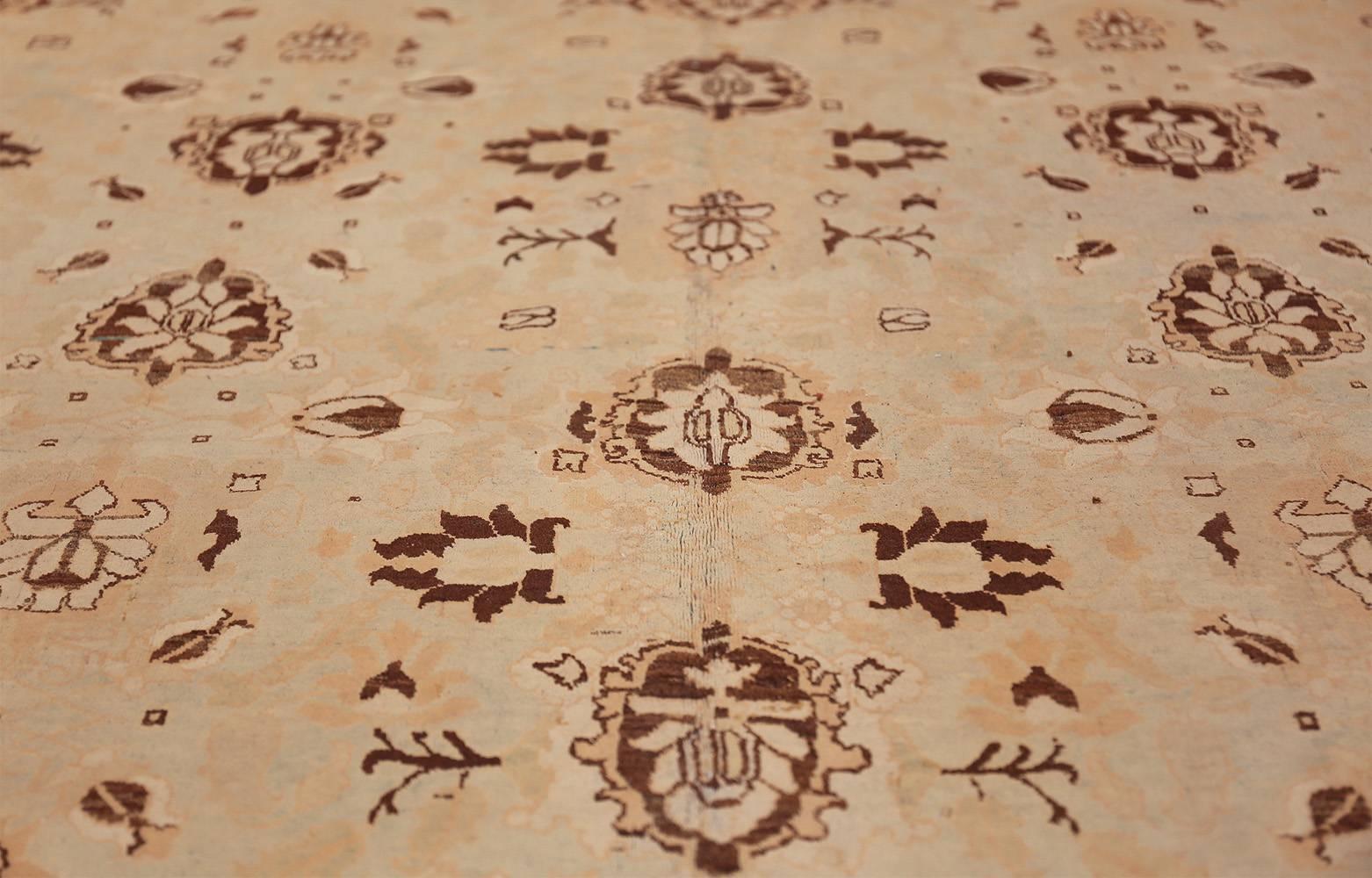 Antiker hellblauer und brauner persischer Täbriz-Teppich. 7 Fuß x 11 Fuß 2 in (20. Jahrhundert) im Angebot