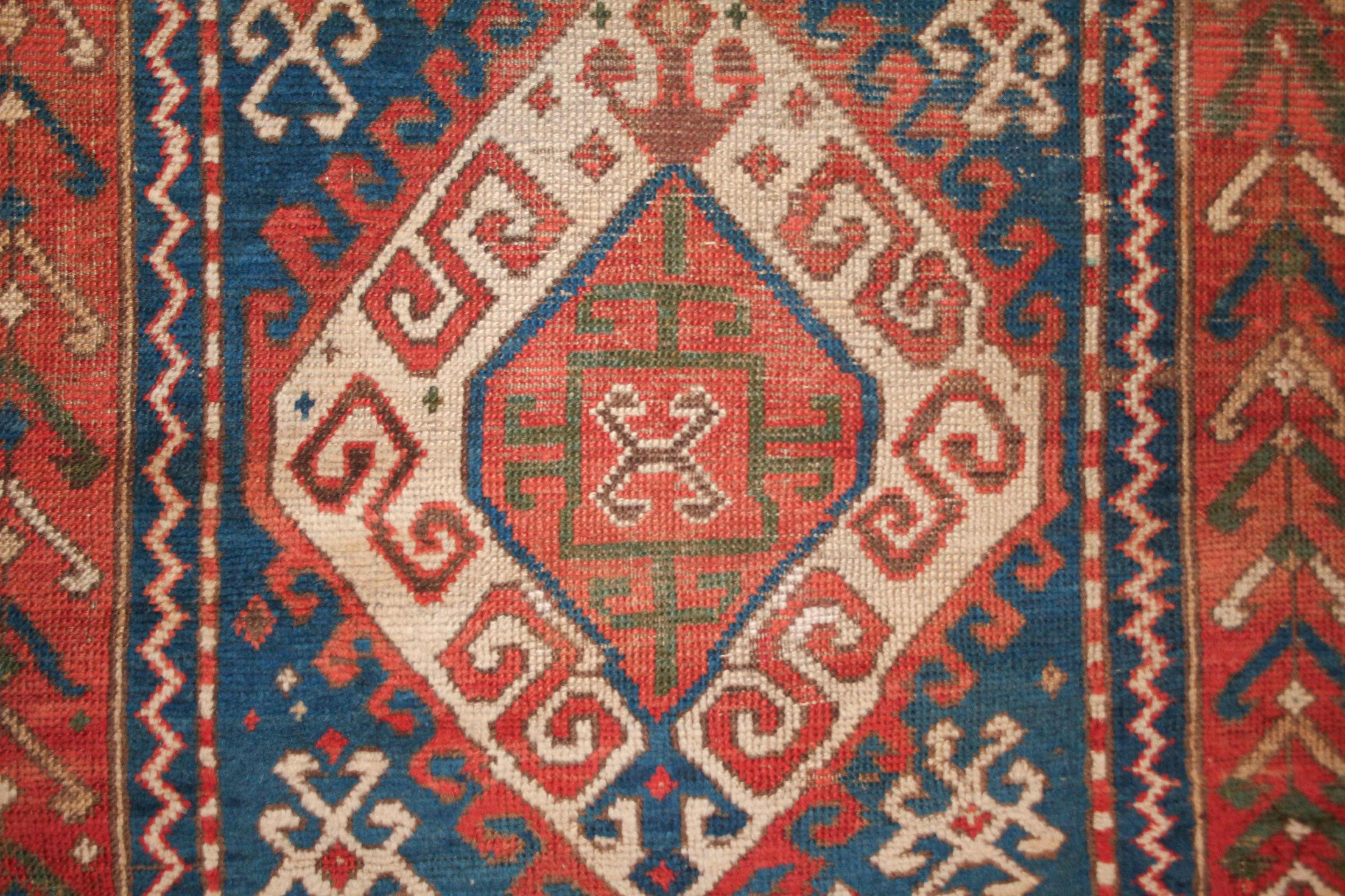 Kazakh Tapis ancien Fachralo Kazak bleu clair avec motif en double trou de serrure en vente