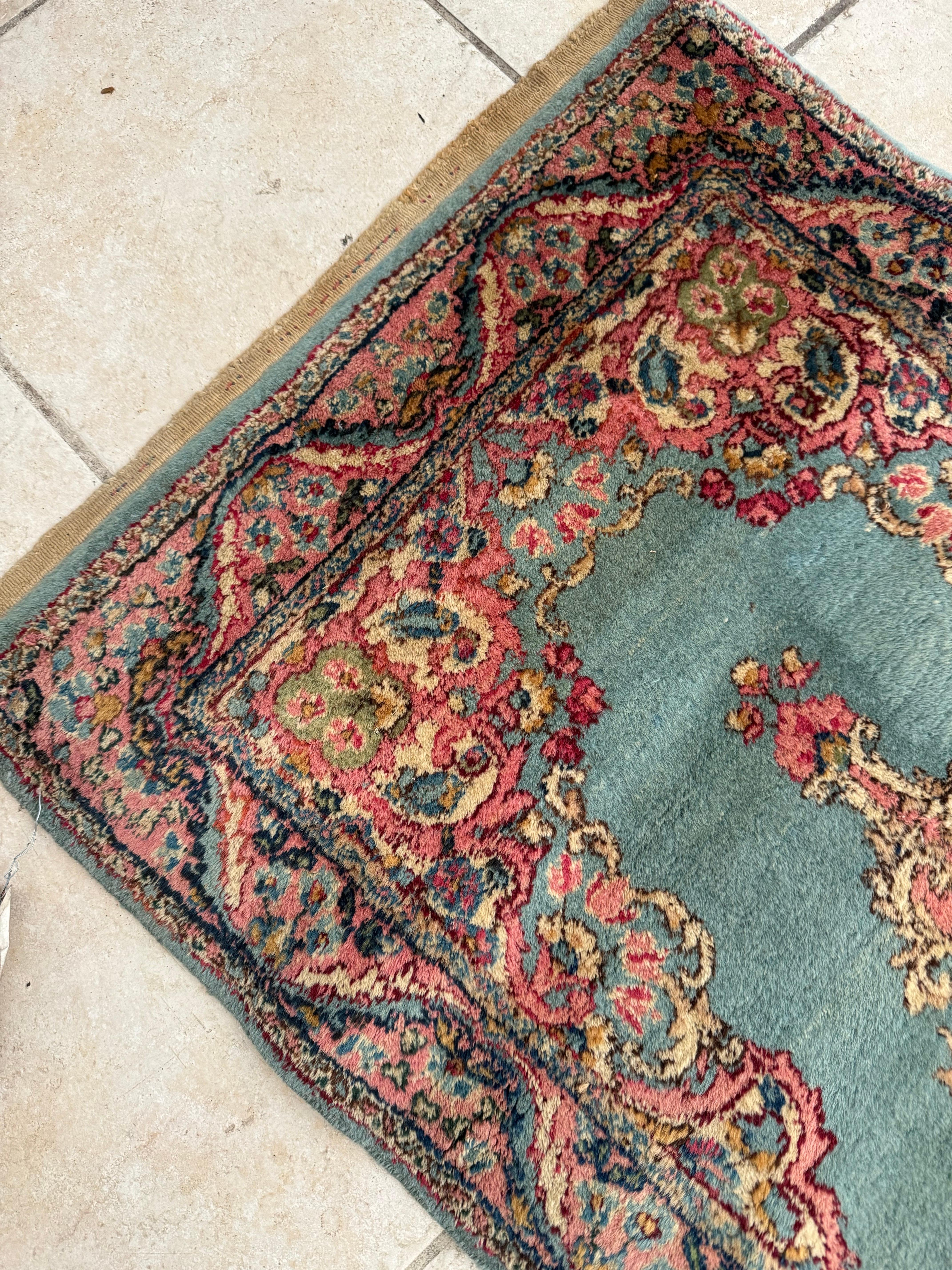 Magnifique mini Kirman antique à fleurs bleu clair/turquoise datant d'environ 1950 et mesurant 2 x 4.3 ft.

Expédition gratuite dans les États-Unis continentaux !

