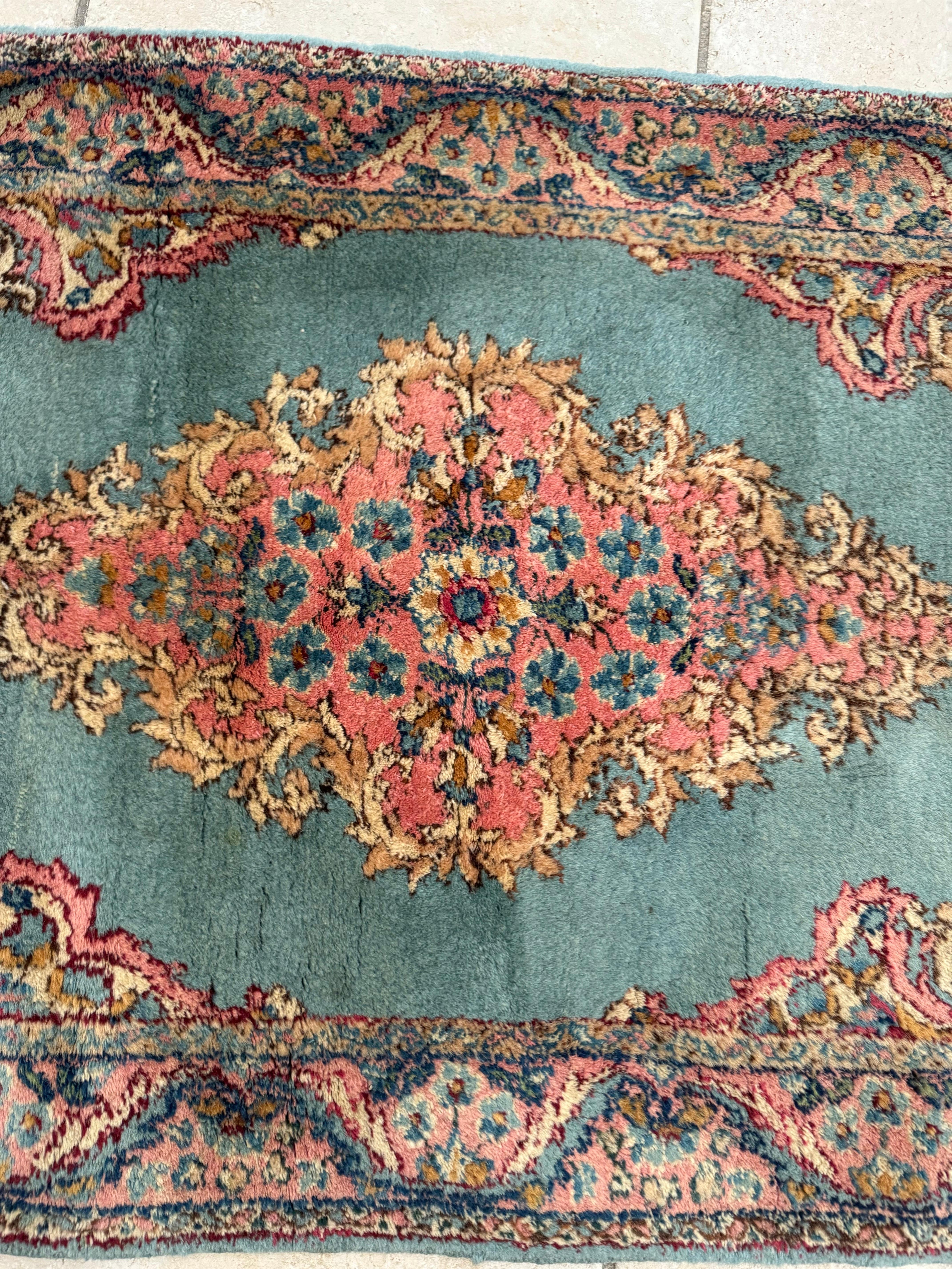 Perse Petit tapis persan Kirman bleu clair et turquoise ancien, circa 1950 en vente