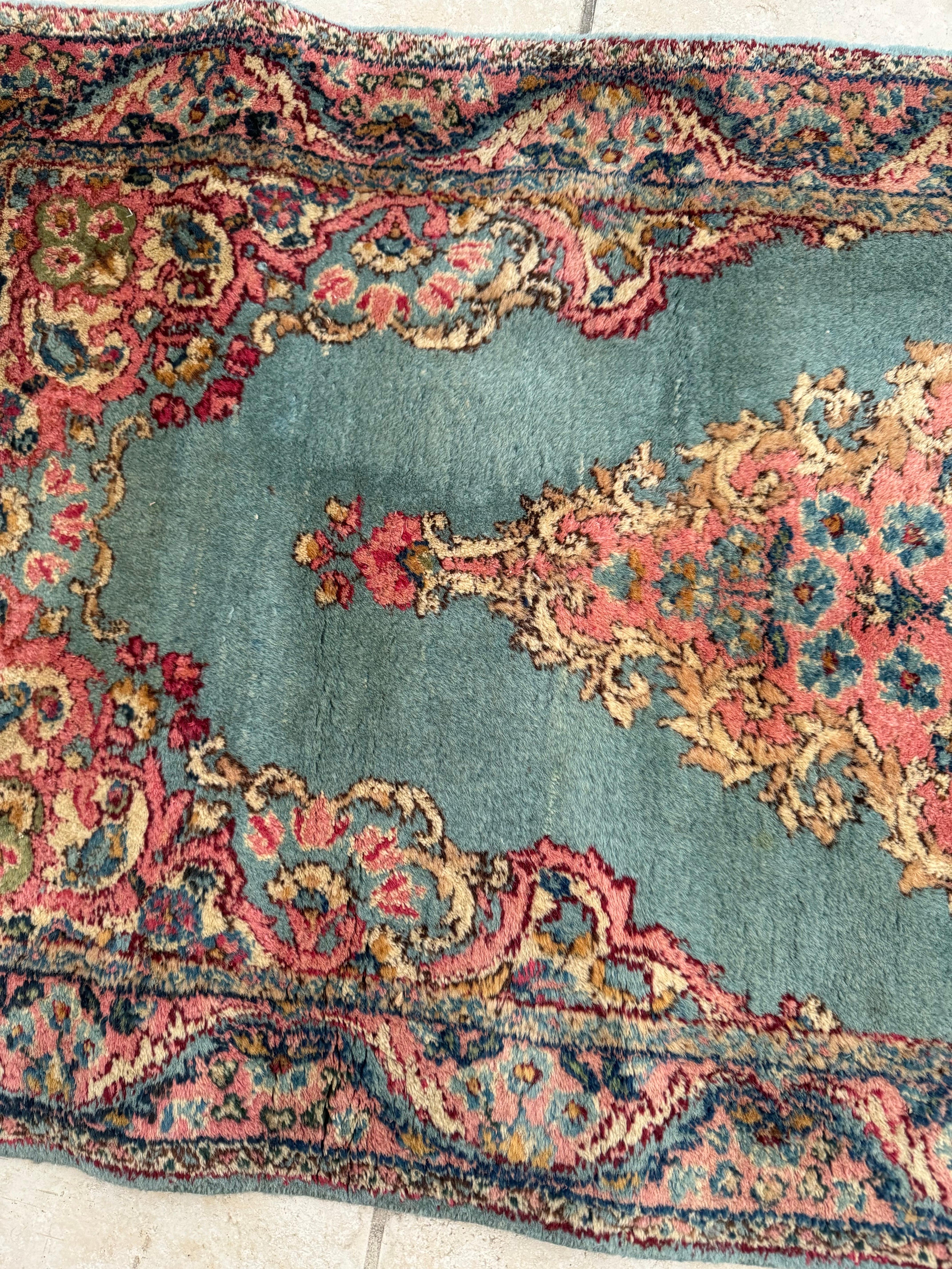 Noué à la main Petit tapis persan Kirman bleu clair et turquoise ancien, circa 1950 en vente
