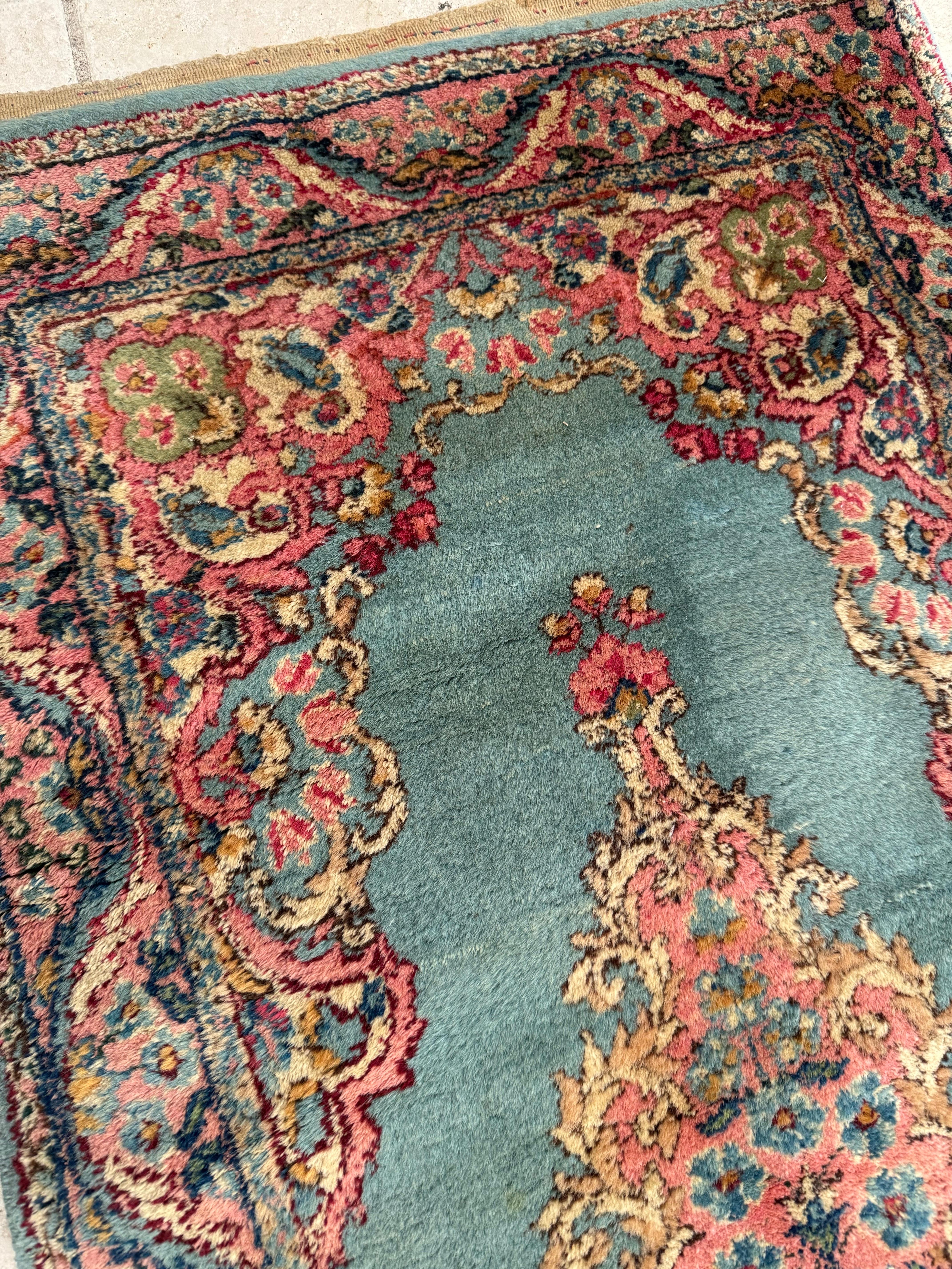 Petit tapis persan Kirman bleu clair et turquoise ancien, circa 1950 Excellent état - En vente à New York, NY