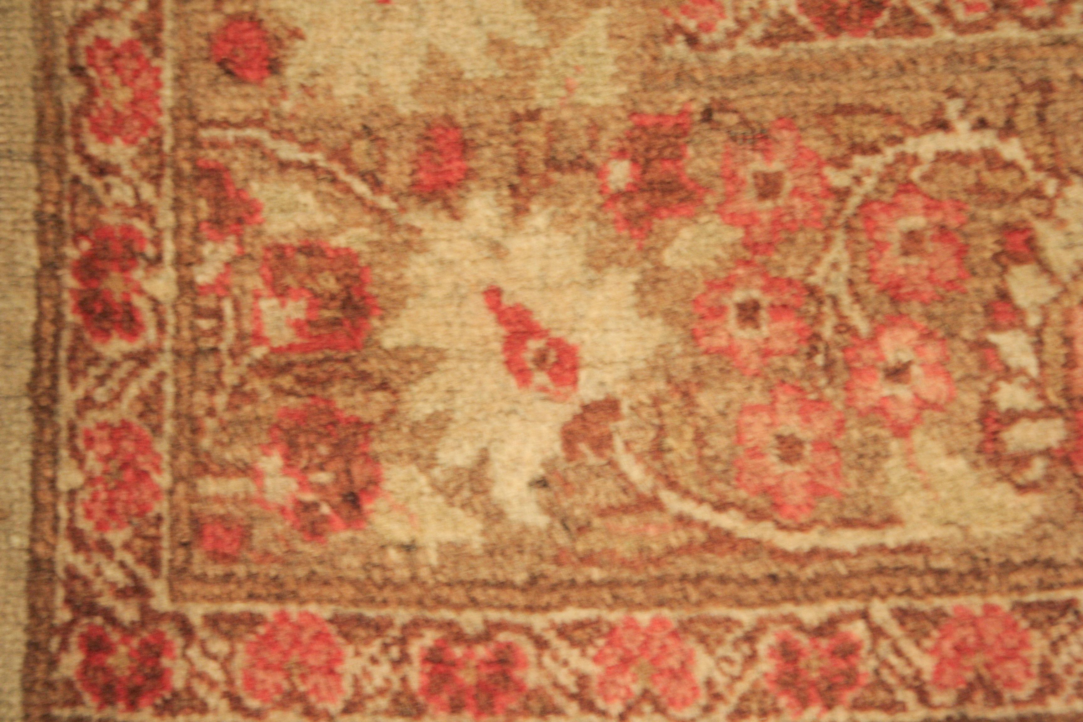 La magnifique couleur de fond de ce tapis Tabriz ancien peut être décrite comme céladon, car elle est composée de nuances très claires de vert, d'aqua et de gris. Cette tonalité naturelle est assez rare sur un tapis Tabriz ancien présentant un motif