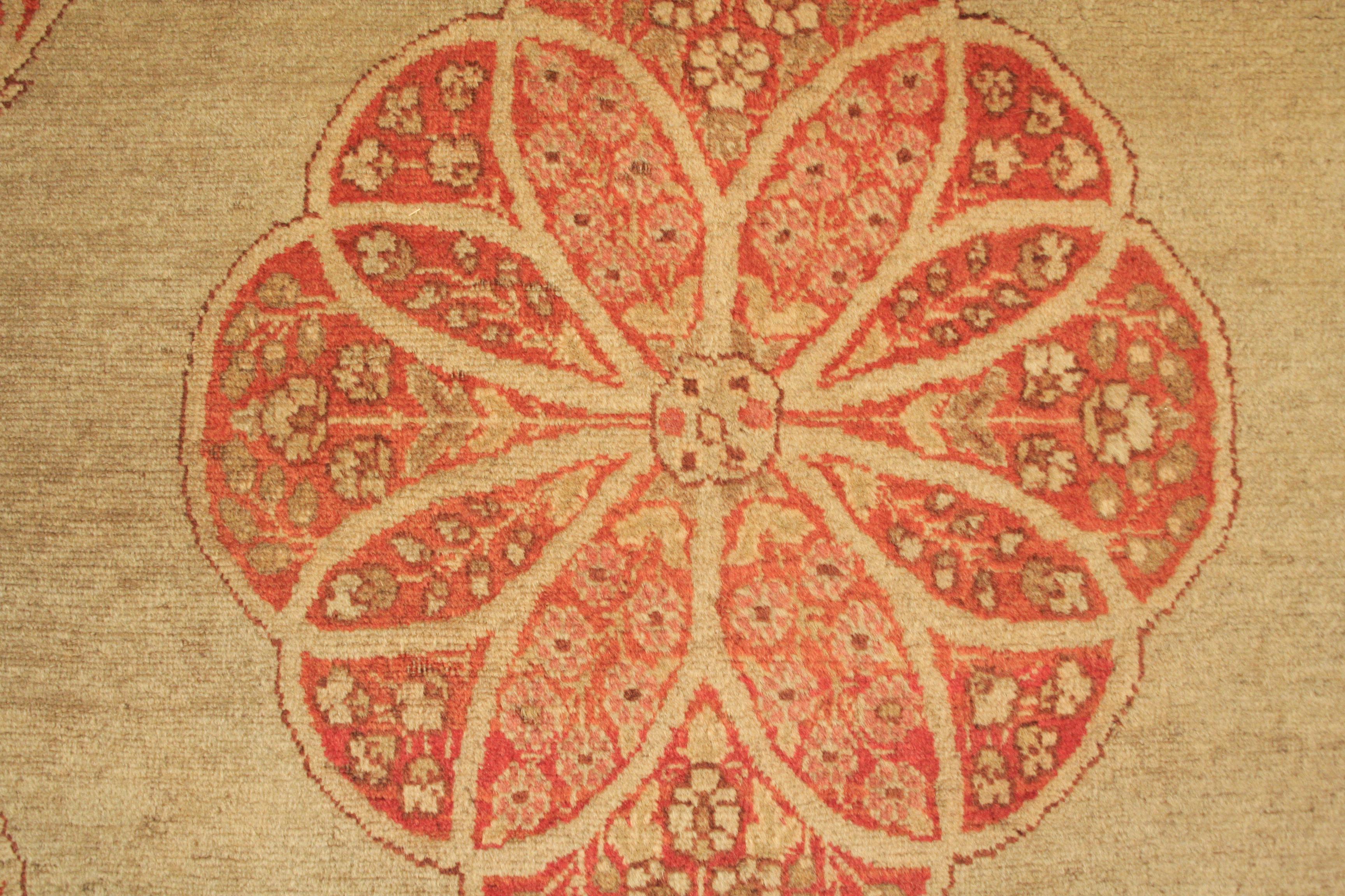 Azerbaïdjanais Antique tapis Tabriz céladon clair avec médaillon et pendentifs en vente