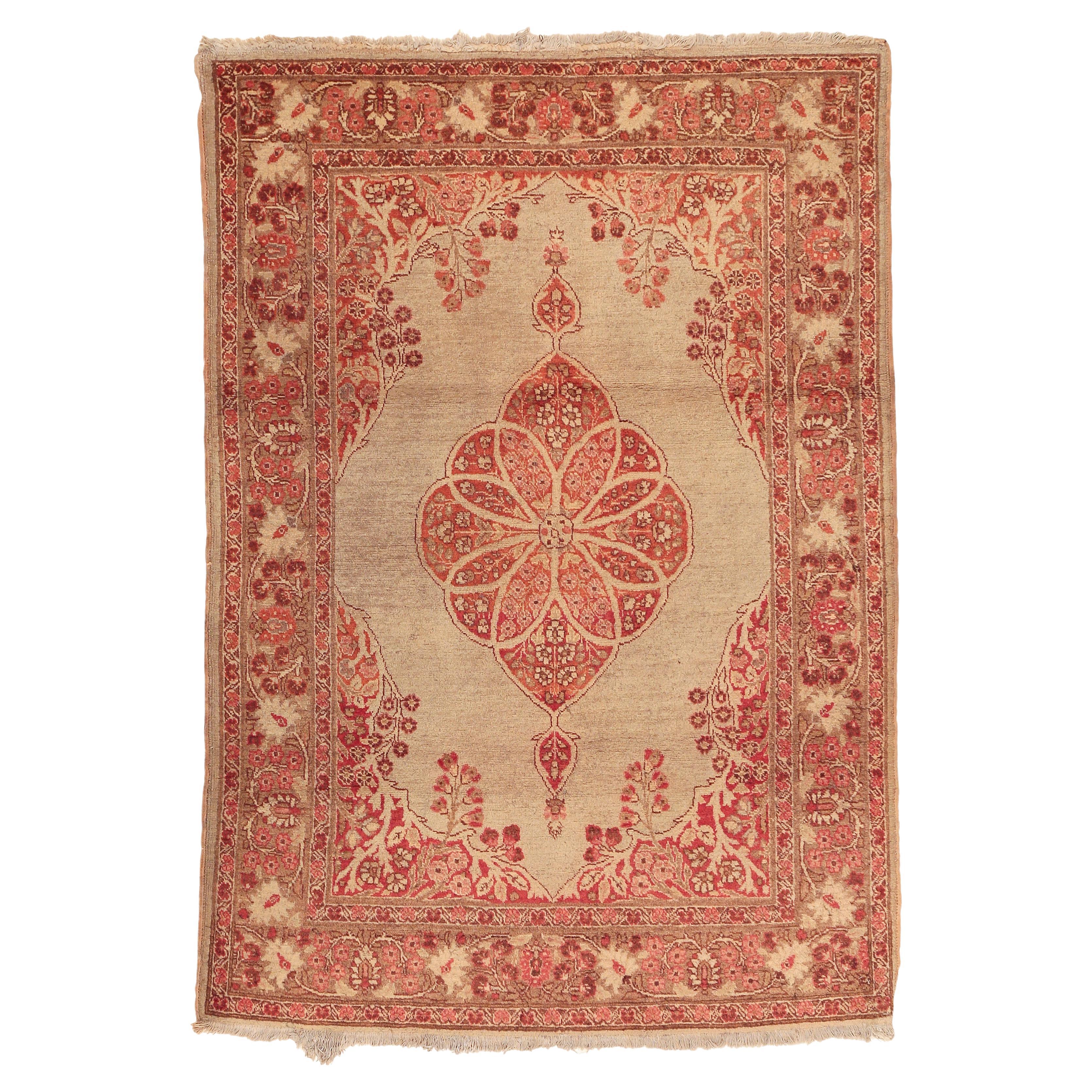 Antique tapis Tabriz céladon clair avec médaillon et pendentifs en vente