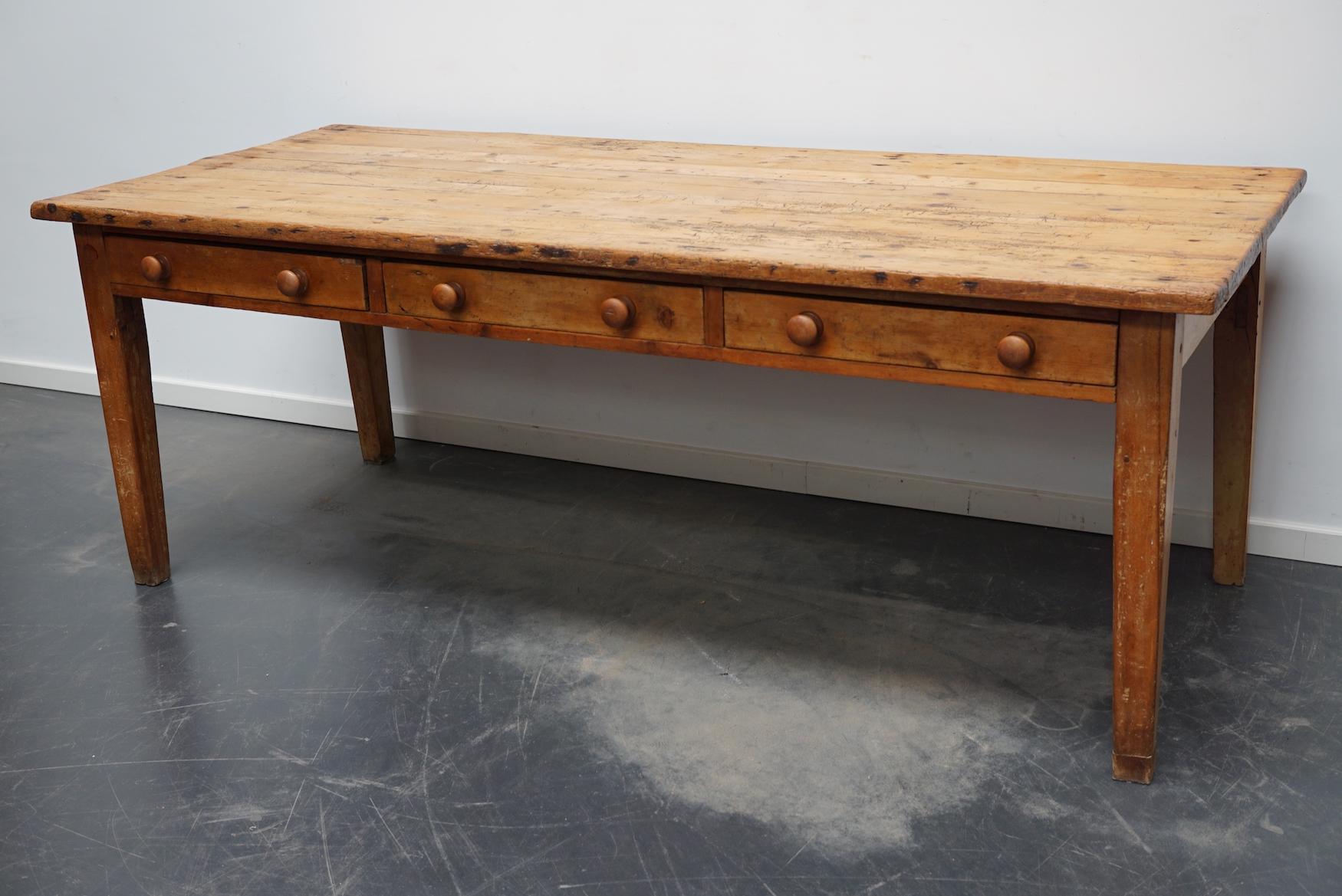 This English farmhouse table was made at the end of the 19th century. It retained a very nice rich patina over the years. The leg room / knee height is 59 cm.