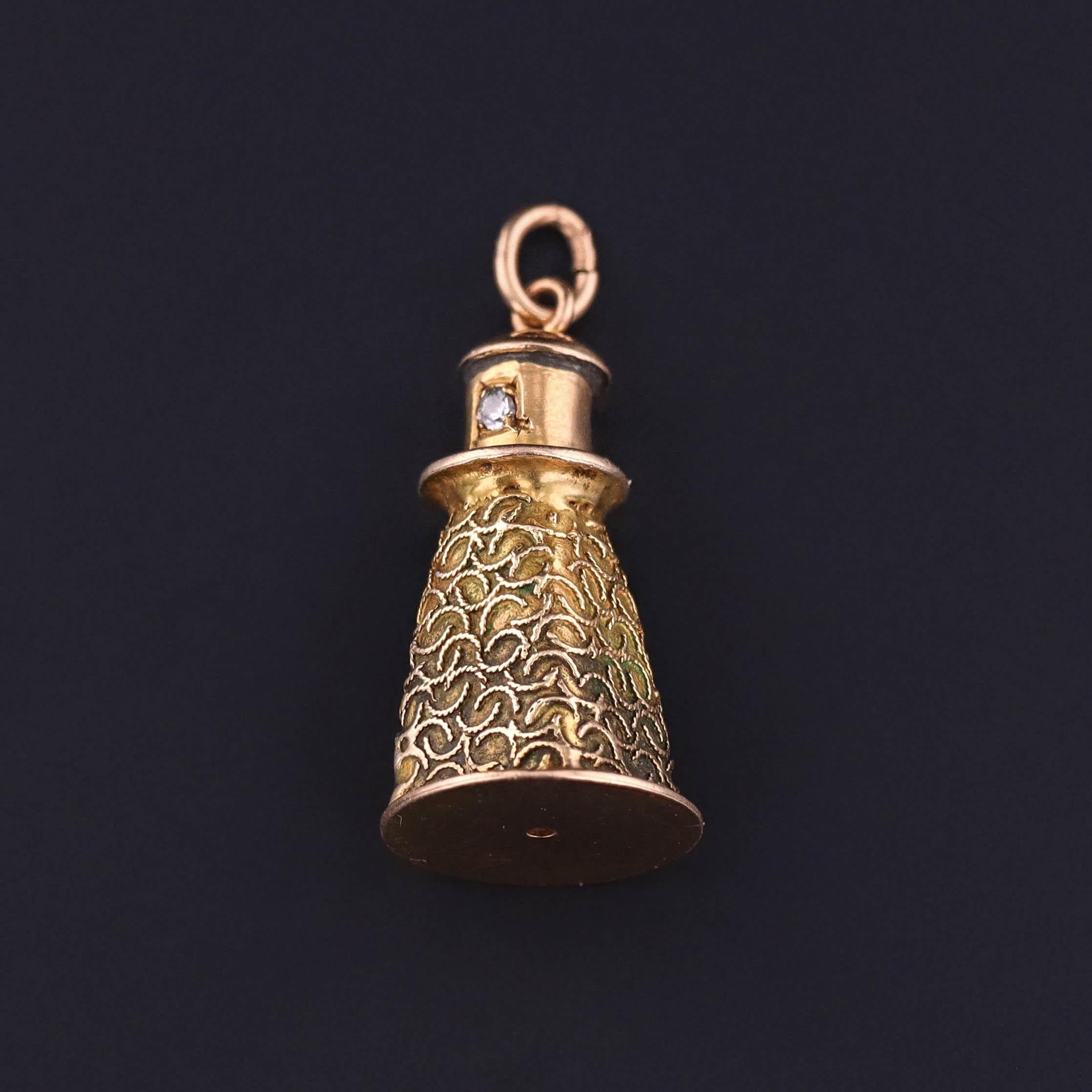 Un pezzo raro e splendidamente simbolico, questo charm antico (circa 1900-1910) raffigura un faro finemente strutturato in oro 14k, completo di una 