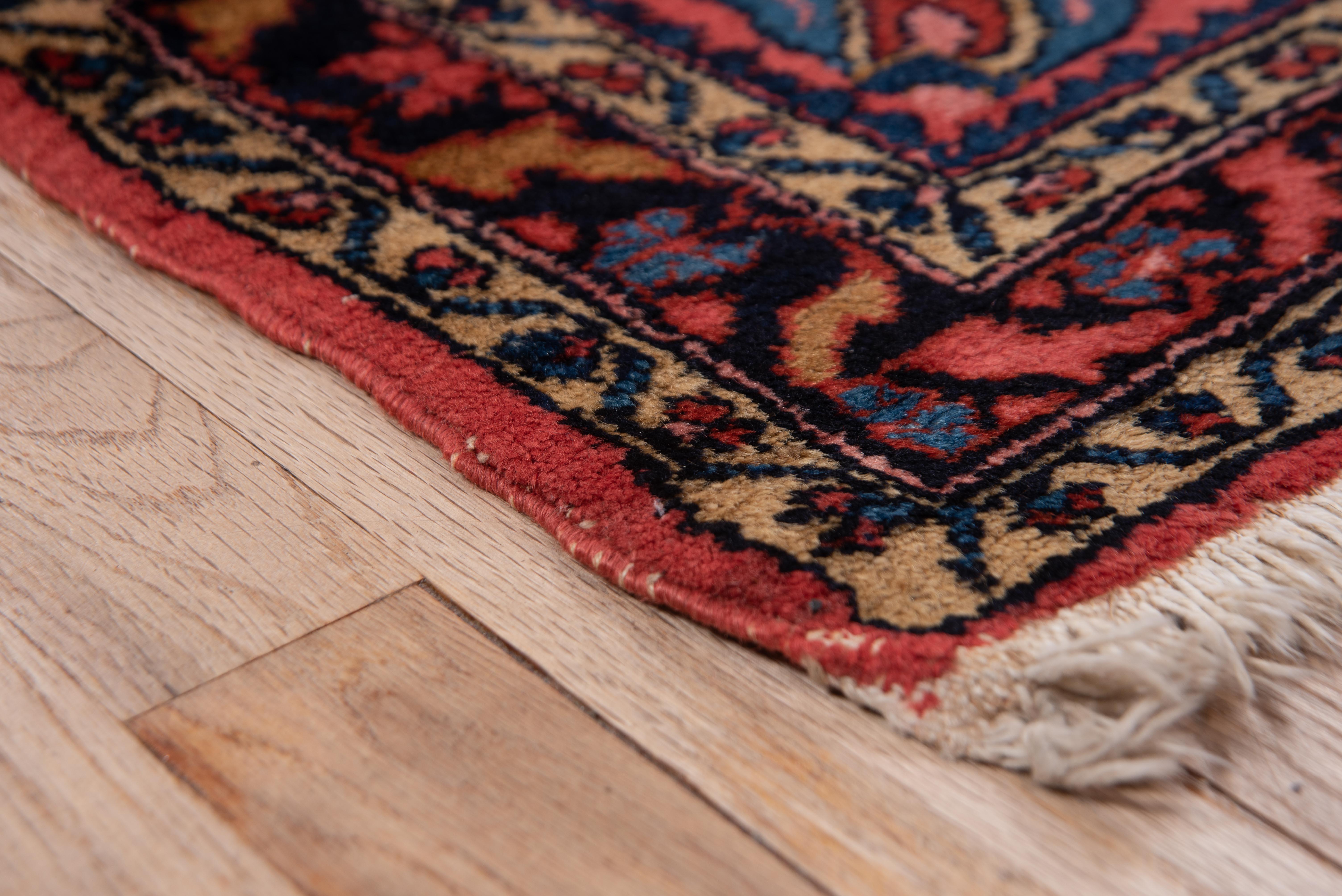 Ce tapis Lilian (3,9 x 4,7) est un charmant exemple de tissage de village persan, caractérisé par des motifs audacieux et un travail artisanal complexe. Connus pour leur construction robuste et leur flair artistique, les tapis Lilian sont célébrés