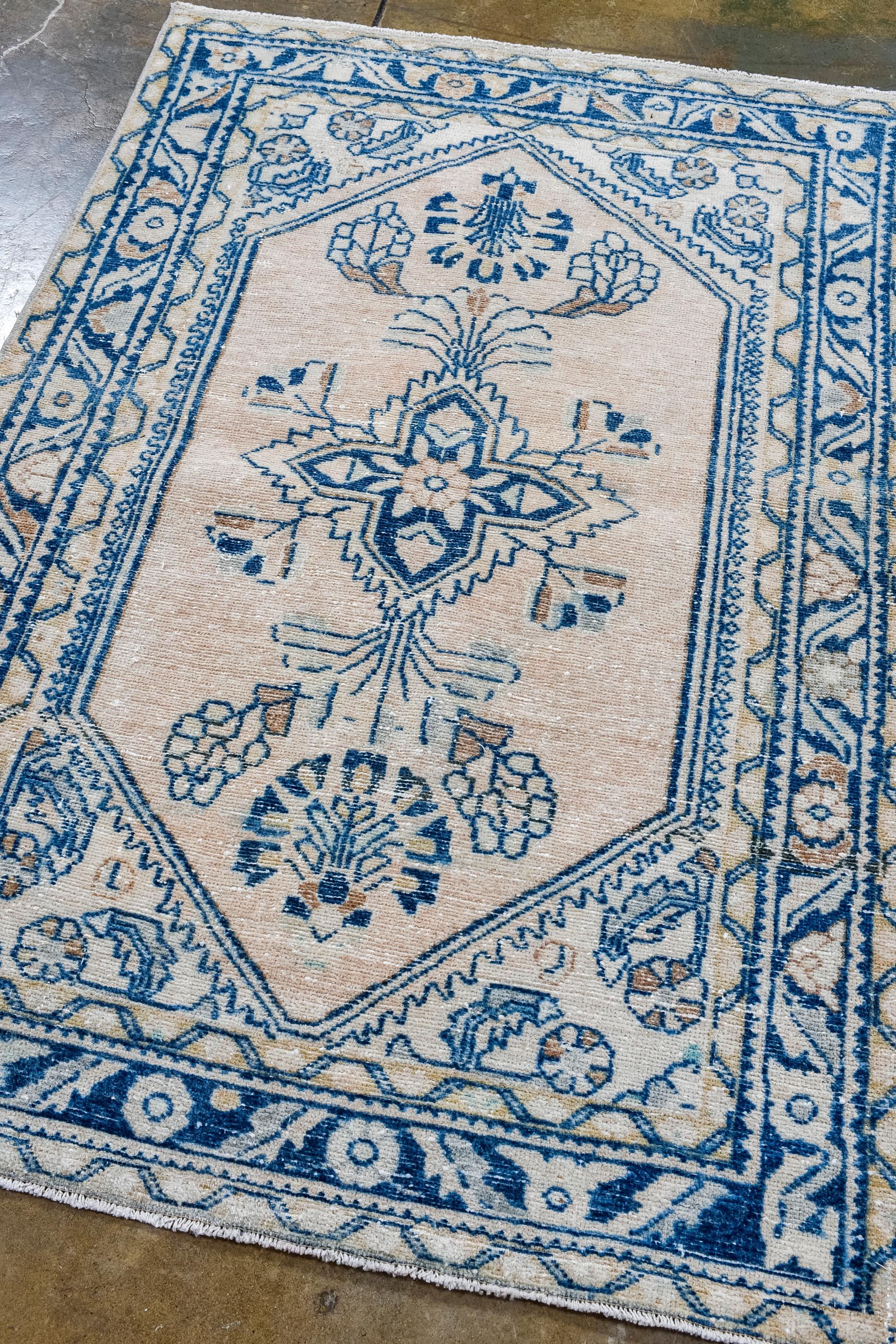 Antiker Lillian-Teppich mit blauen Blumenmustern (Persisch) im Angebot