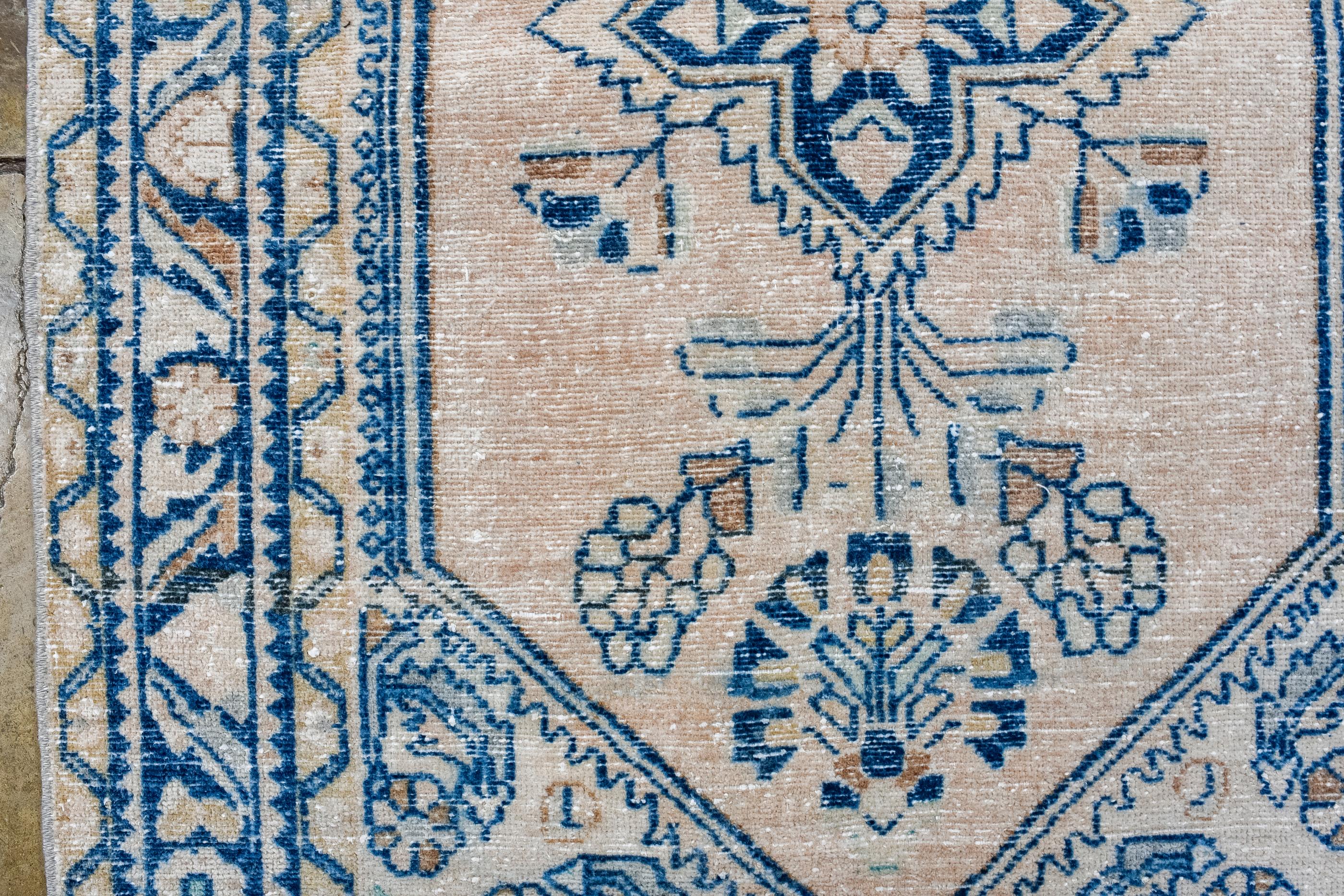 Antiker Lillian-Teppich mit blauen Blumenmustern im Zustand „Gut“ im Angebot in New York, NY