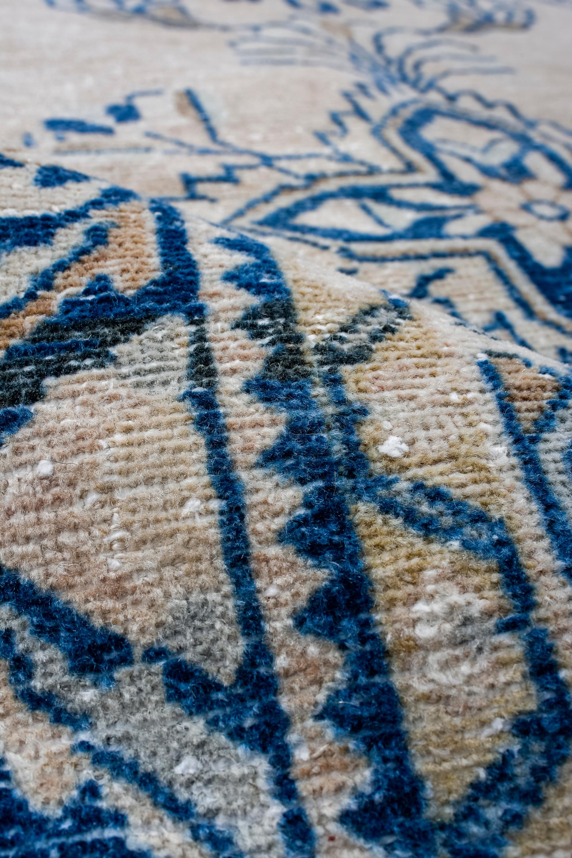 Antiker Lillian-Teppich mit blauen Blumenmustern (Wolle) im Angebot