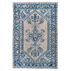 Antiker Lillian-Teppich mit blauen Blumenmustern