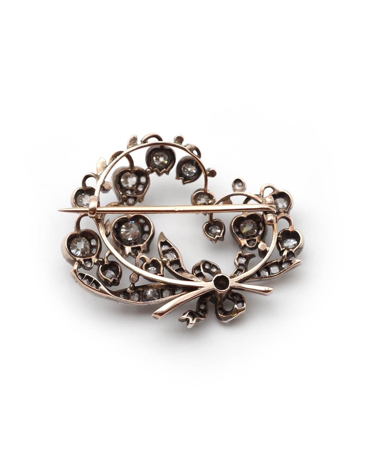 Victorien tardif Broche ancienne en or 18 carats et argent, ornée d'un muguet et d'un diamant de 3cts en vente