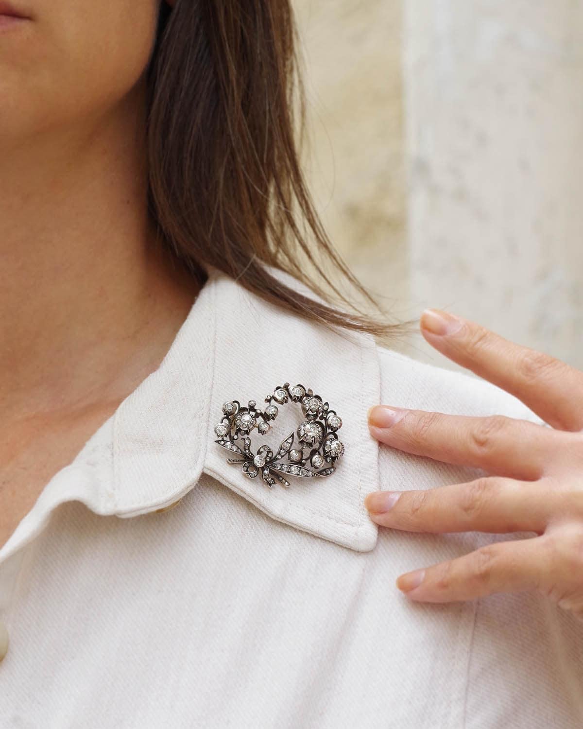 Taille vieille mine Broche ancienne en or 18 carats et argent, ornée d'un muguet et d'un diamant de 3cts en vente