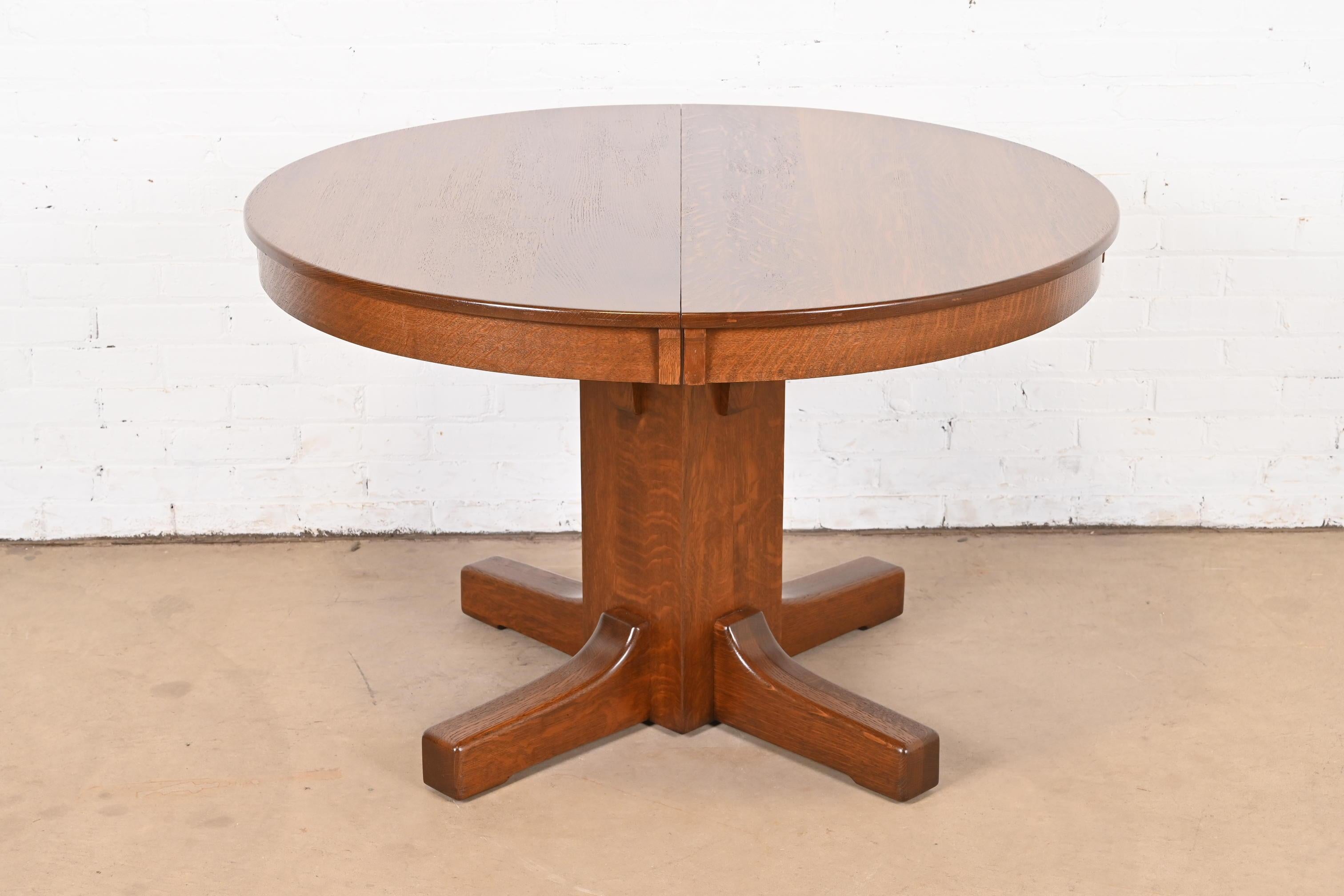 An outstanding Mission oak Arts & Crafts pedestal extension dining table

By Limbert

USA, Circa 1900

Measures: 45