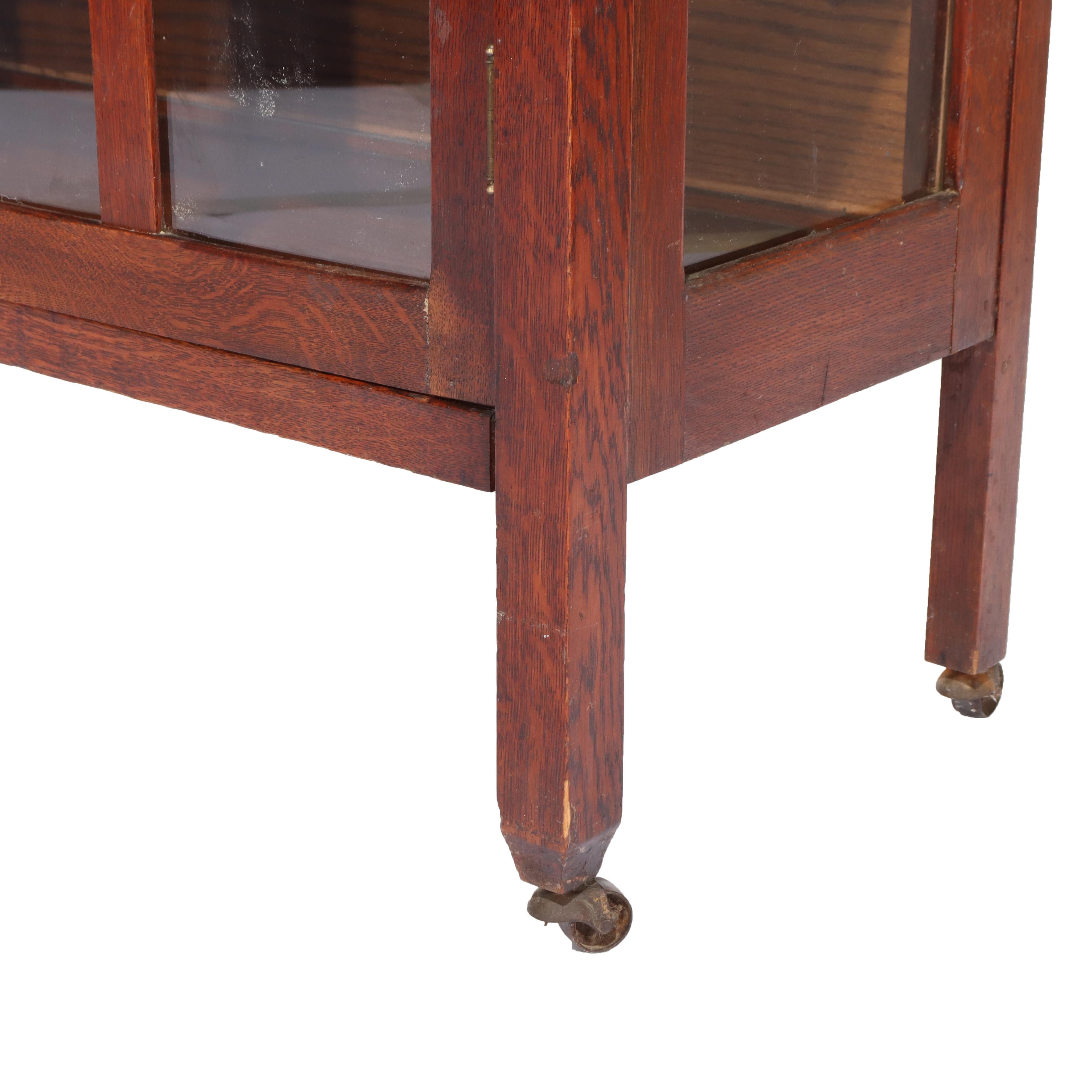 Antike Limbert School Arts & Crafts Eiche 2-türige China Cabinet c1920 (20. Jahrhundert) im Angebot