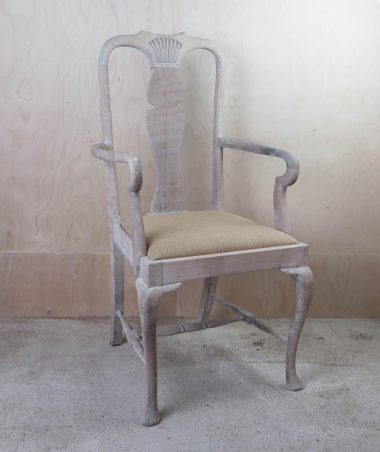 Ein eleganter Schnitzer oder Sessel im Gustavianischen Stil

Eine schöne Muschel inspirierte geschnitzte Detail auf der oberen Schiene

Er wurde kürzlich gekalkt, um die schöne Maserung des Holzes hervorzuheben.

Der Sitz wurde mit Leinen oder