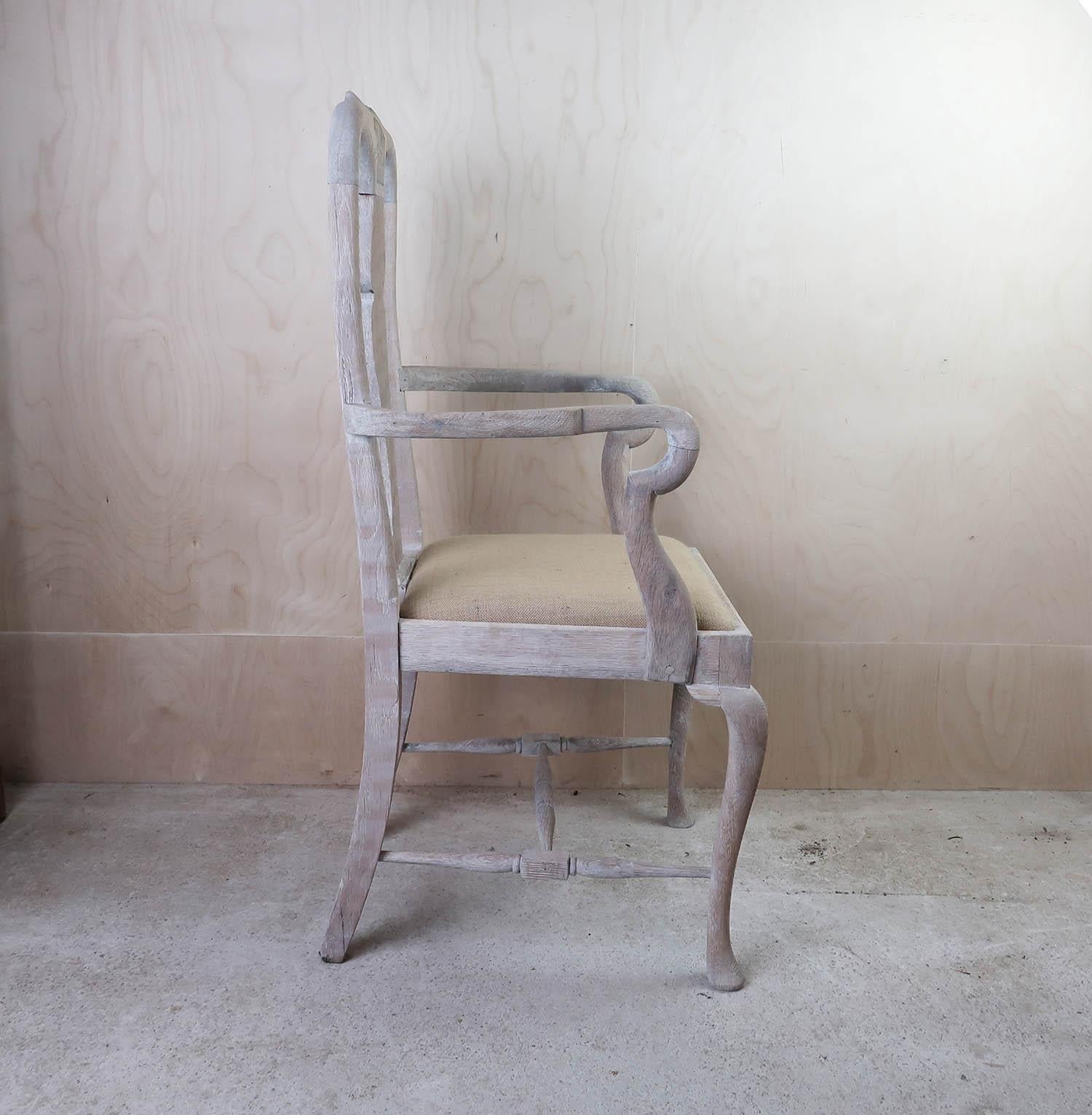 Antiker gekalkter OAK Gustavian Style Urn Back Carver oder Sessel. C.1920 (Gekalkt) im Angebot