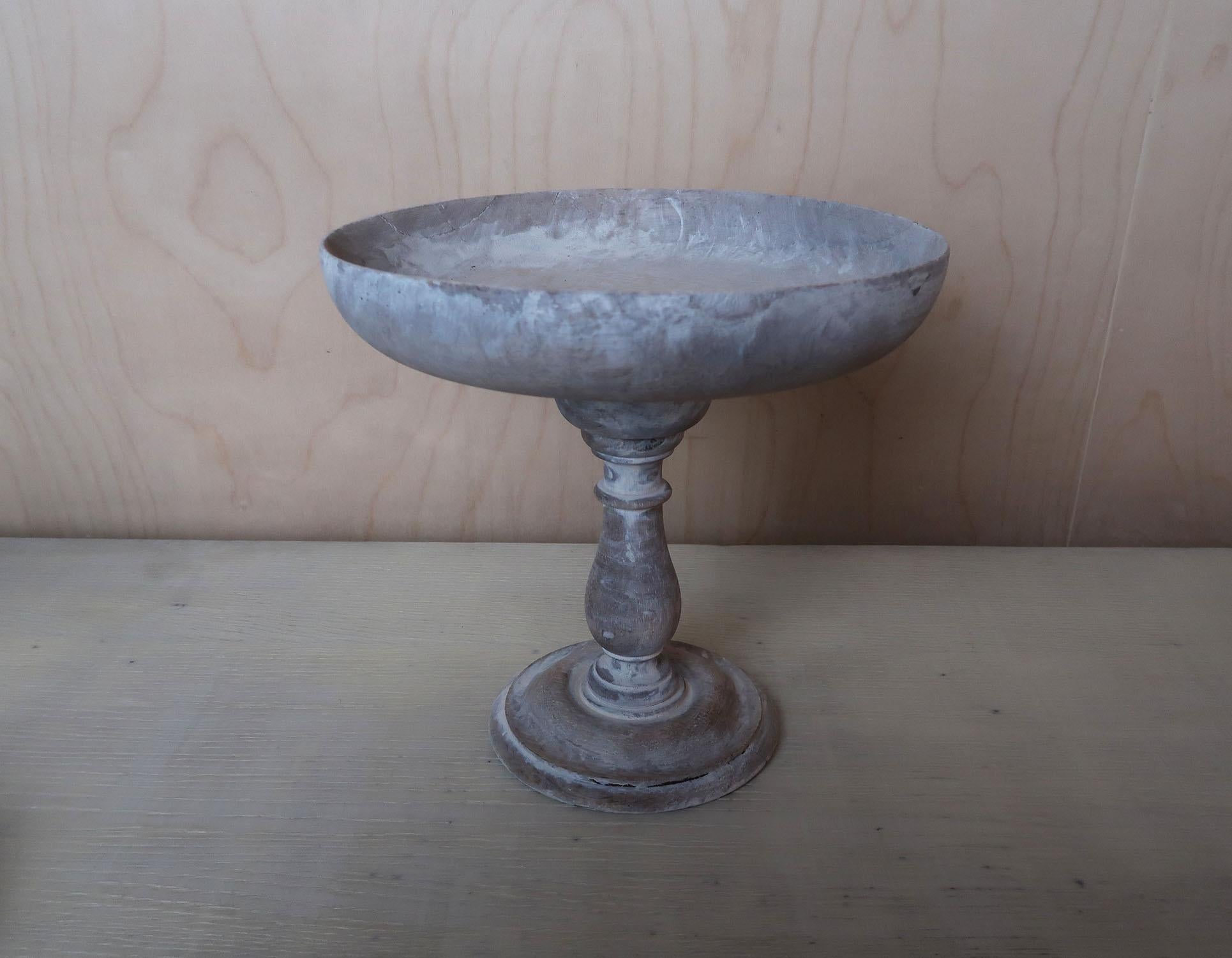 Joli tazza en chêne chaulé

Anglais 1920s.

La pièce a été récemment chaulée pour mettre en valeur le magnifique grain du chêne.

Une ancienne réparation a été effectuée sur le bord de la partie du plat. Montré dans la dernière image

 