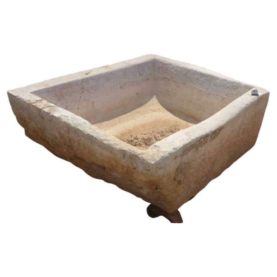 Antiker Kalkstein-Wasserbecken (Stein) im Angebot