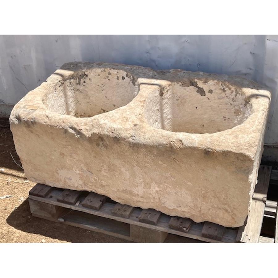 Lavabo, fontaine ou jardinière en pierre calcaire française recyclée à double bac. La patine et l'usure rehaussent le caractère de ce magnifique évier en calcaire ancien.