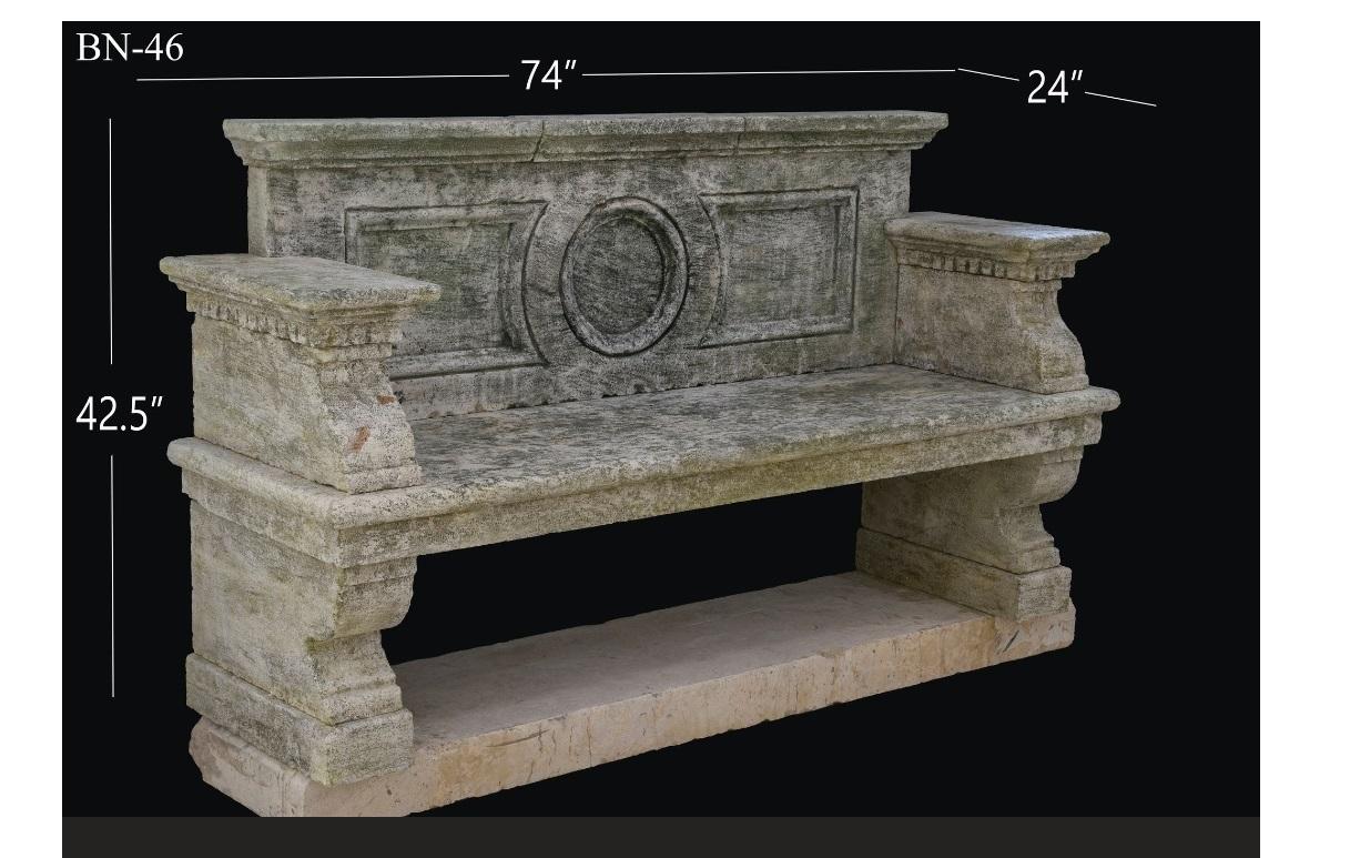 Ce vieux banc en pierre calcaire a été sculpté à la main au milieu du XVIIe siècle et installé dans une grande maison de campagne italienne avec plusieurs autres bancs et éléments architecturaux. Cette pièce a été bien conservée au fil des ans et a