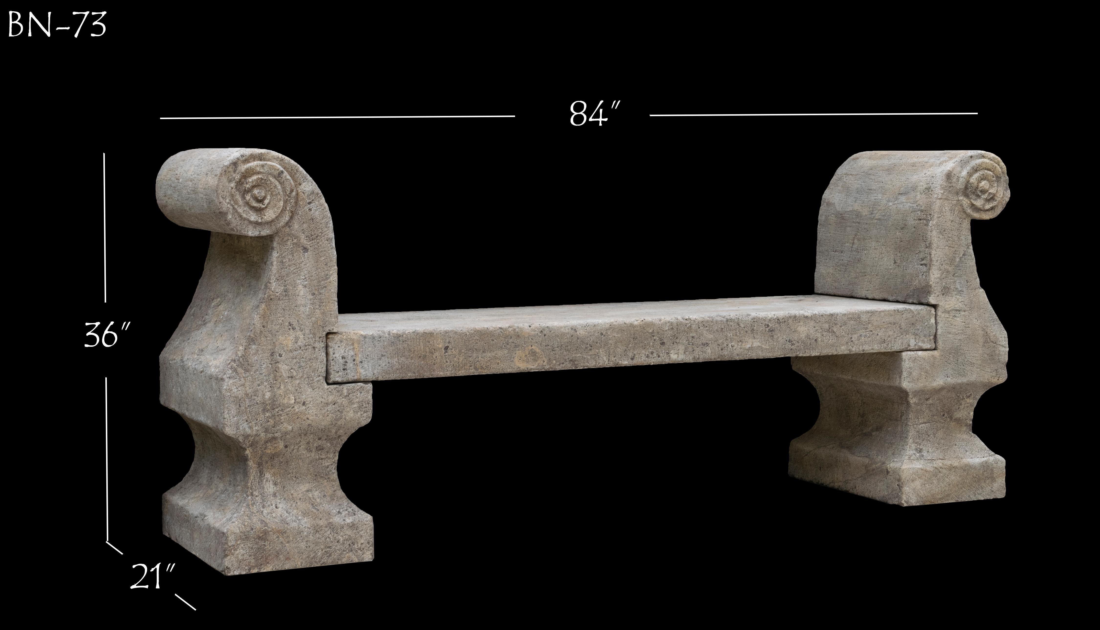 Questa antica panca in pietra calcarea è stata scolpita a mano a metà del XVII secolo e installata in una grande casa di campagna italiana insieme a numerose altre panche ed elementi architettonici. Questo pezzo è stato ben conservato nel corso