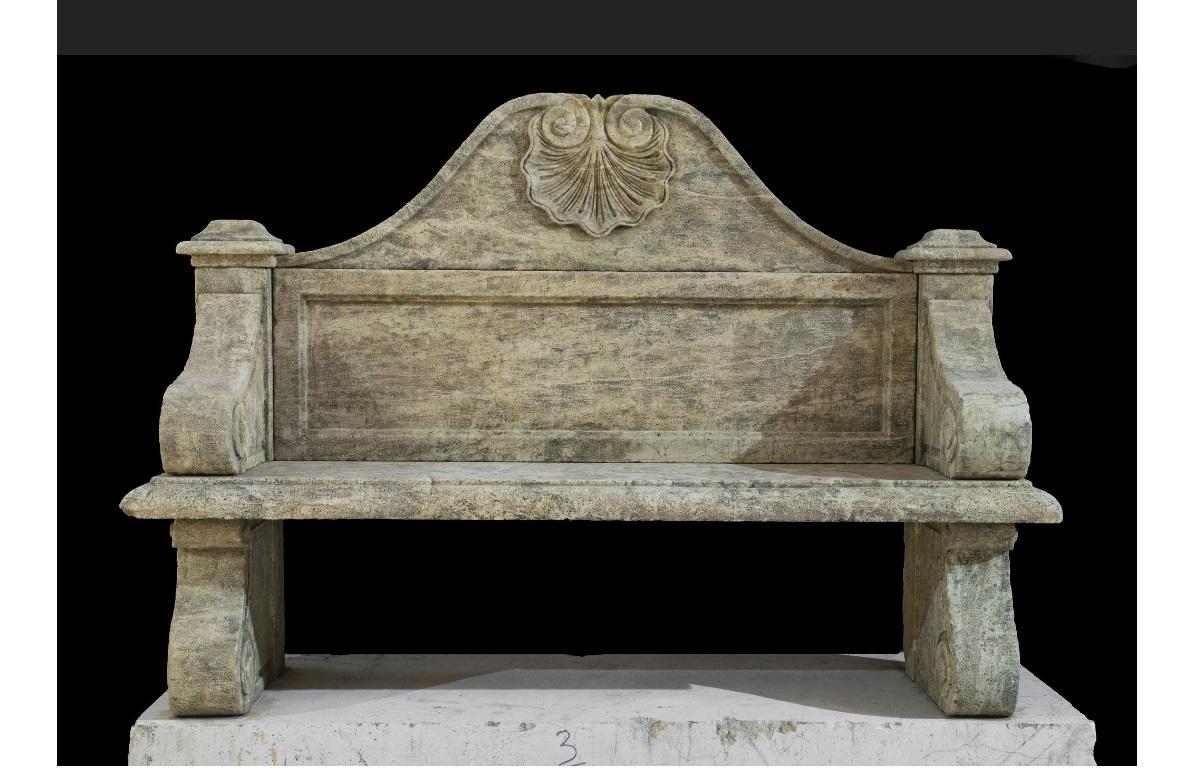 Ce vieux banc en pierre calcaire a été sculpté à la main au milieu du XVIIe siècle et installé dans une grande maison de campagne italienne avec plusieurs autres bancs et éléments architecturaux. Cette pièce a été bien conservée au fil des ans et a