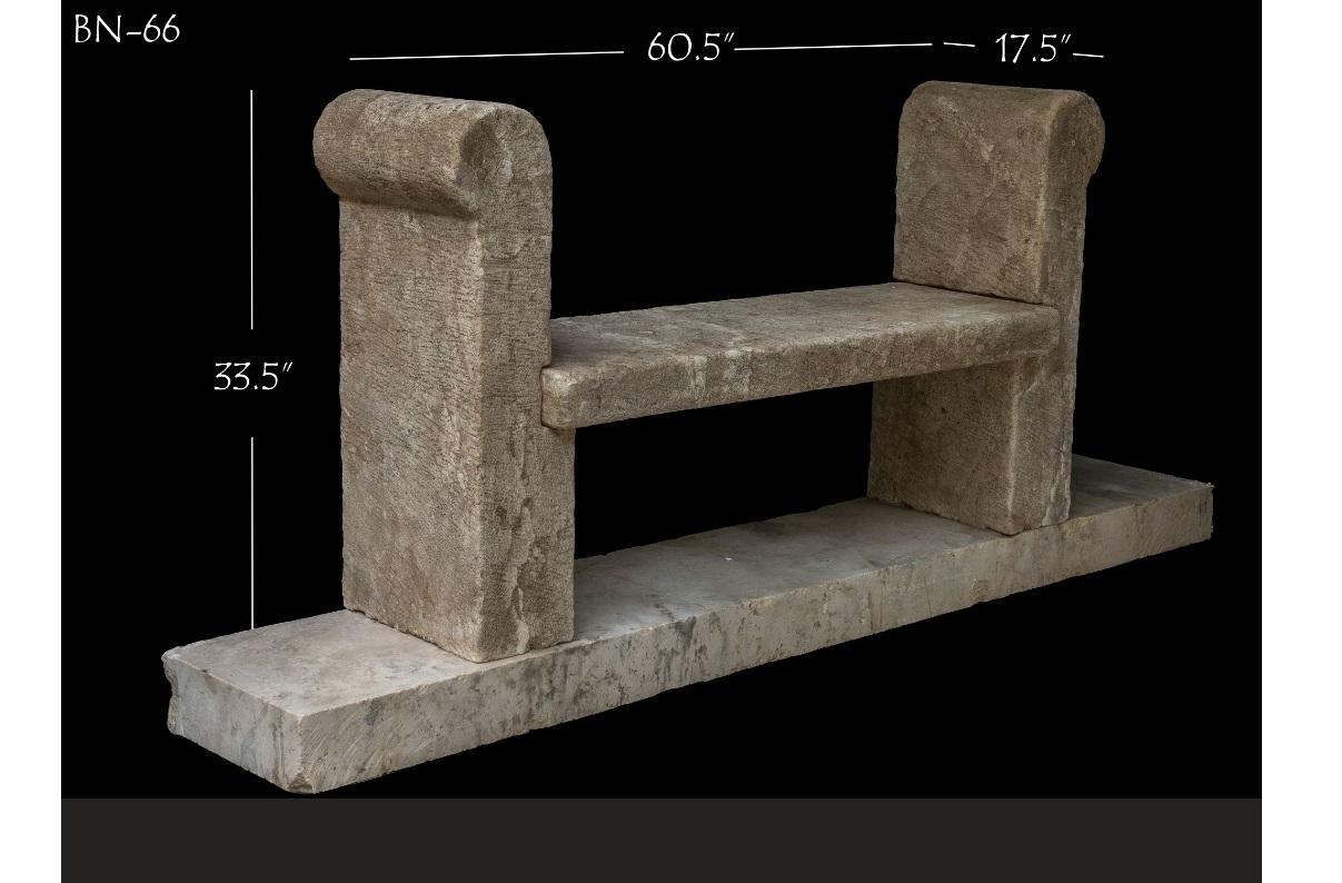 Ce vieux banc en pierre calcaire a été sculpté à la main au milieu du XVIIe siècle et installé dans une grande maison de campagne italienne avec plusieurs autres bancs et éléments architecturaux. Cette pièce a été bien conservée au fil des ans et a
