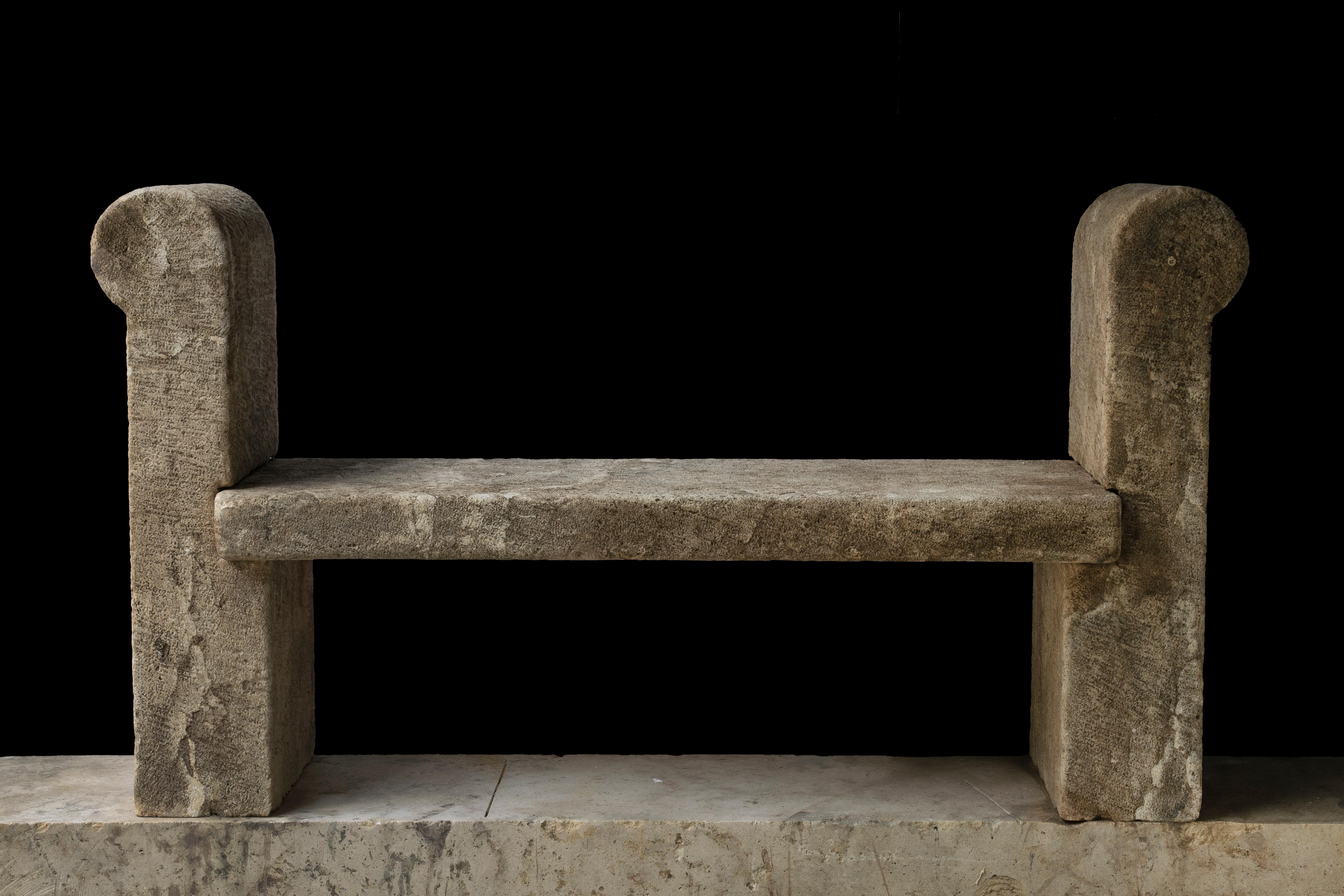 Rustique Banc antique en pierre calcaire - Banc ancien en pierre - Banc de jardin en vente
