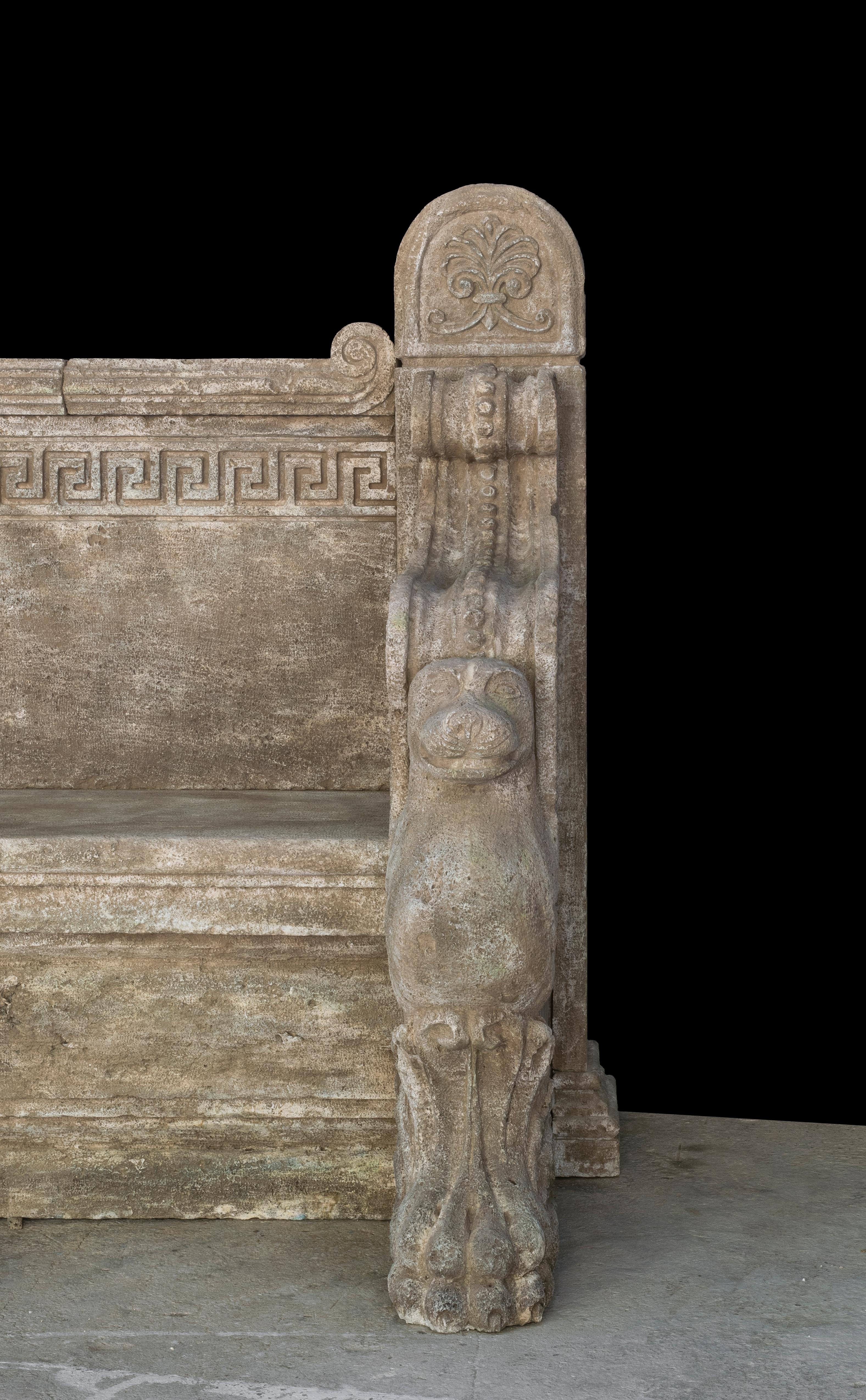 Sculpté à la main Banc antique en pierre calcaire - Banc ancien en pierre - Banc de jardin en vente