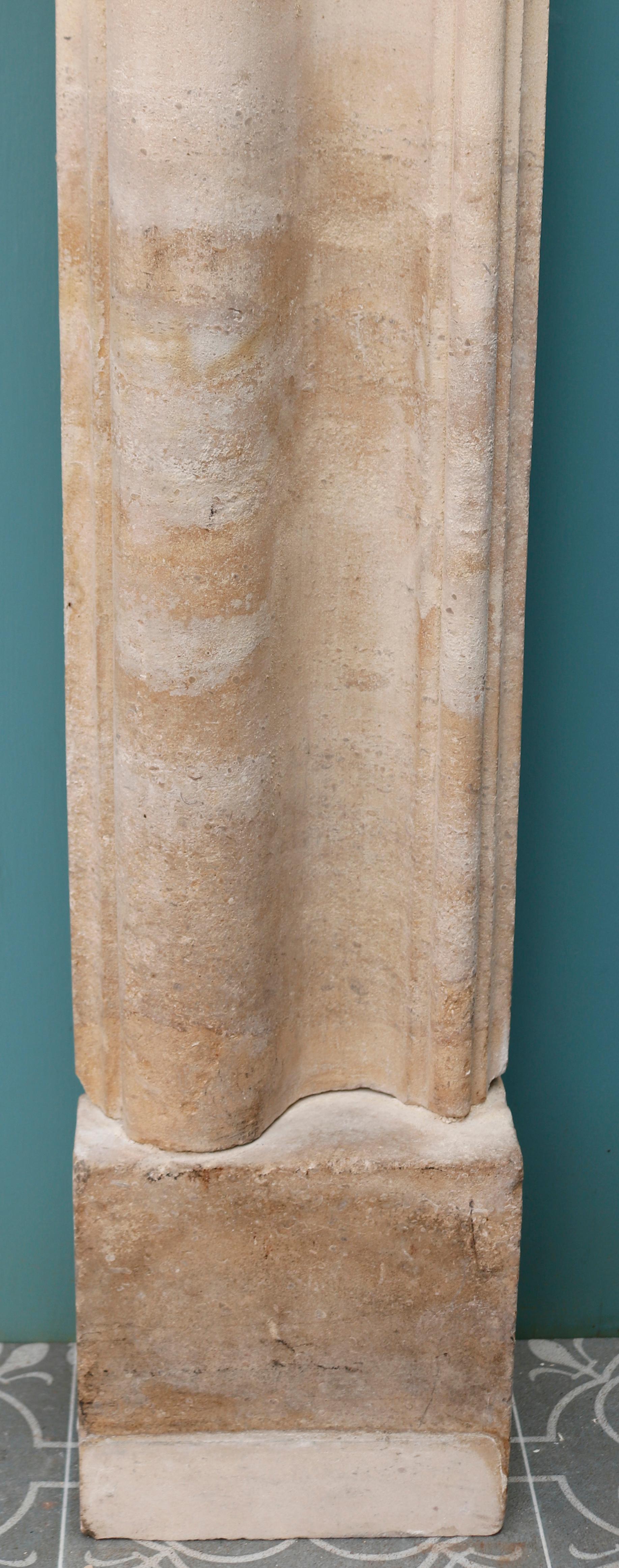 Antike Kaminsims aus Kalkstein mit Bolection im Zustand „Gut“ im Angebot in Wormelow, Herefordshire