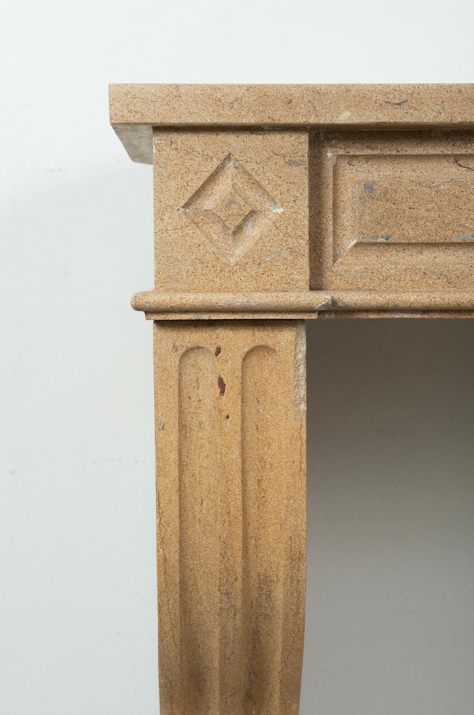 Chimenea de piedra caliza antigua Luis XVI en venta